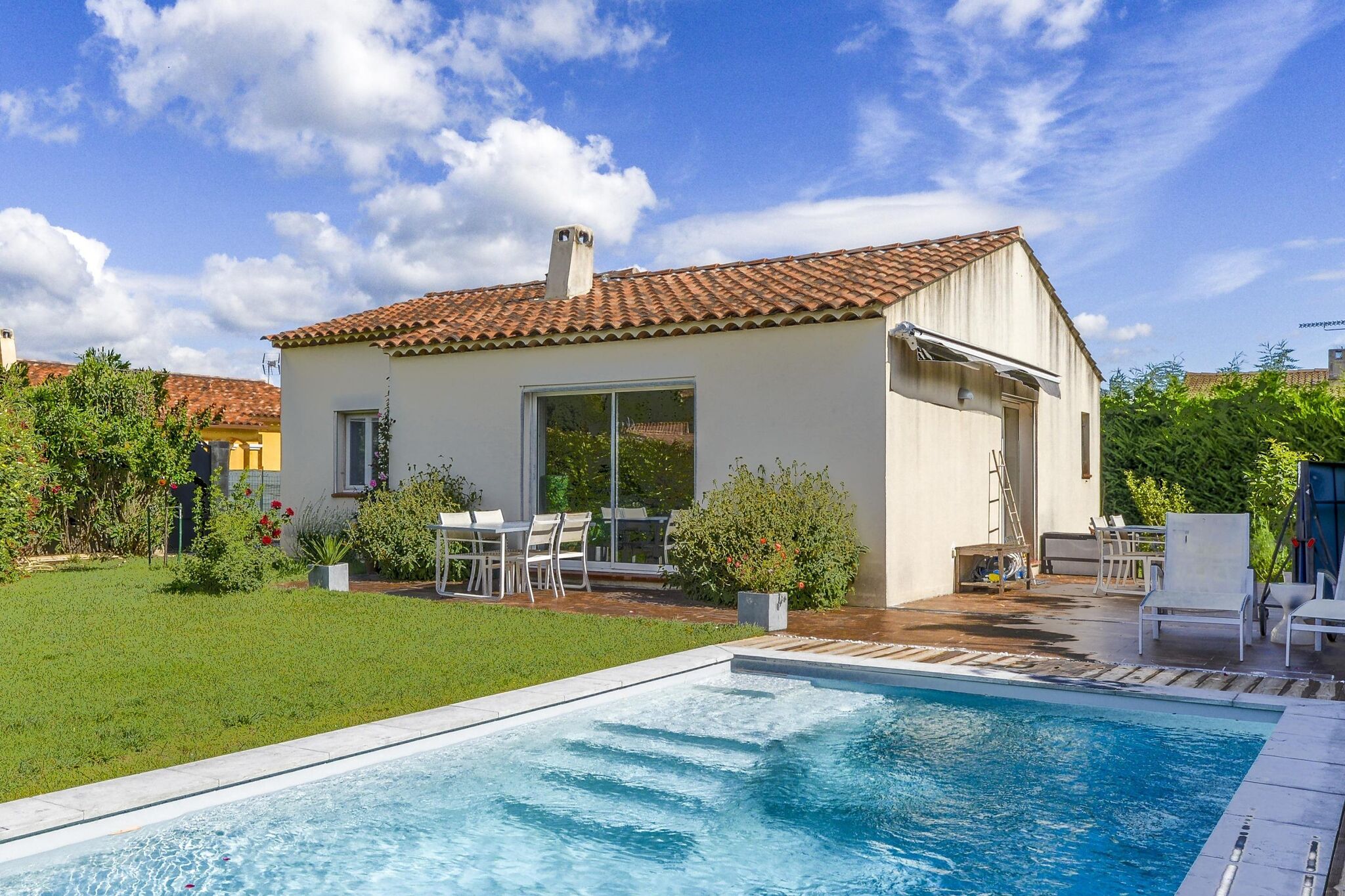 Beautiful studio in La Roque d'Anthéron with swimming pool