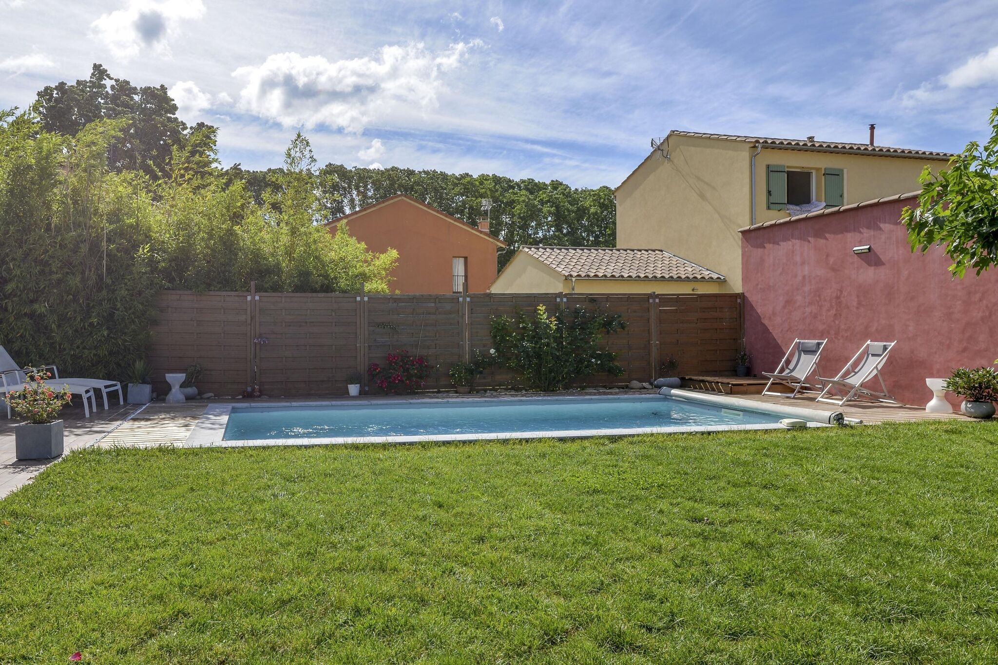 Mooie studio in La Roque d'Anthéron met een zwembad