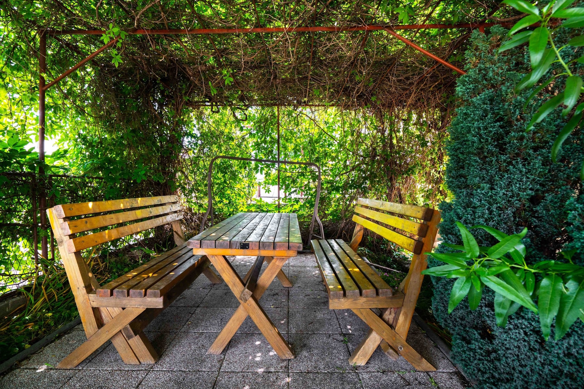 On the 1st floor: (Kitchen(dining table, stove, electric kettle, toaster, oven, fridge-freezer, heating, air conditioning), Kitchen(dining table, stove, electric kettle, toaster, oven, fridge-freezer), bedroom(double bed), bedroom(double bed, balcony), bedroom(double bed), bedroom(double bed, balcony), bathroom(shower, washbasin, toilet), bathroom(shower, washbasin, toilet))\n\nseating area, grill, garden, BBQ, play equipment