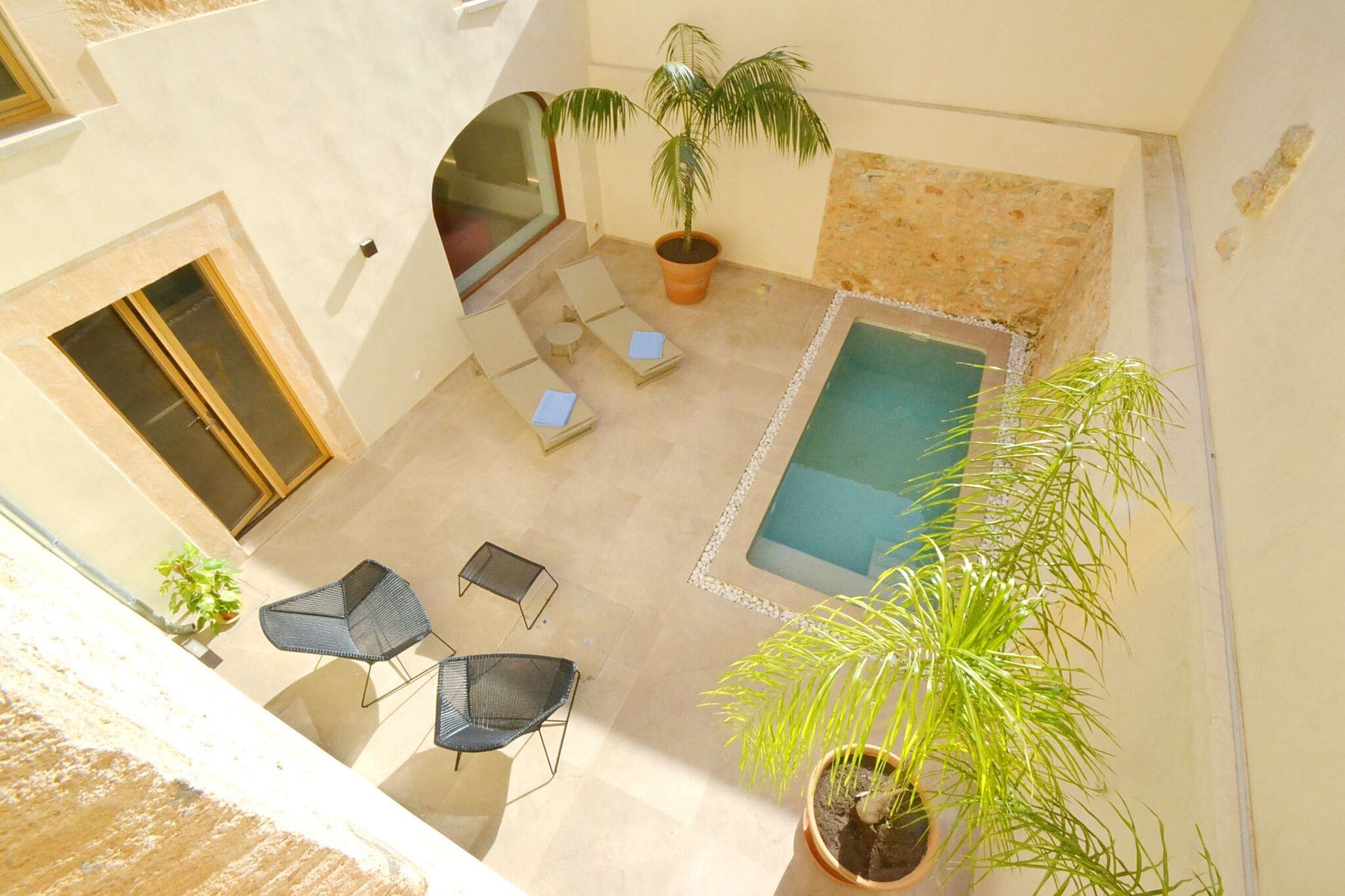 Moderne stadswoning  top kwaliteit in Petra met privé zwembad
