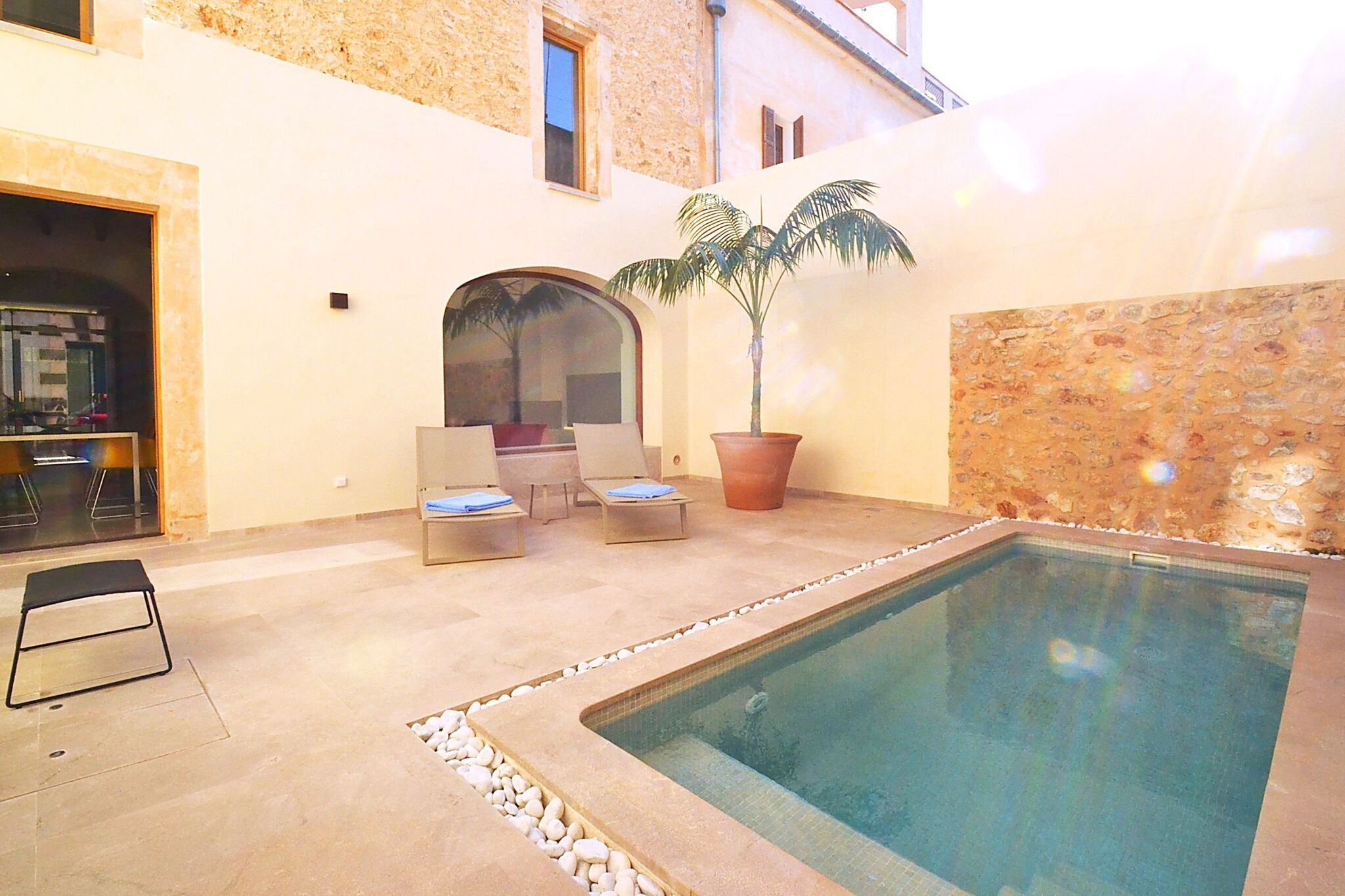 Moderne stadswoning  top kwaliteit in Petra met privé zwembad