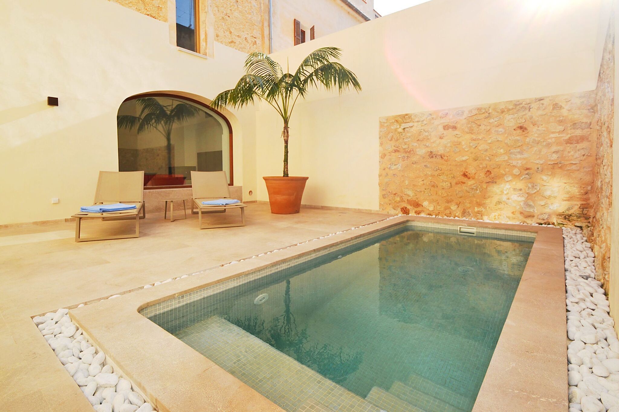 Maison de ville moderne de qualité supérieure à Petra avec piscine privée