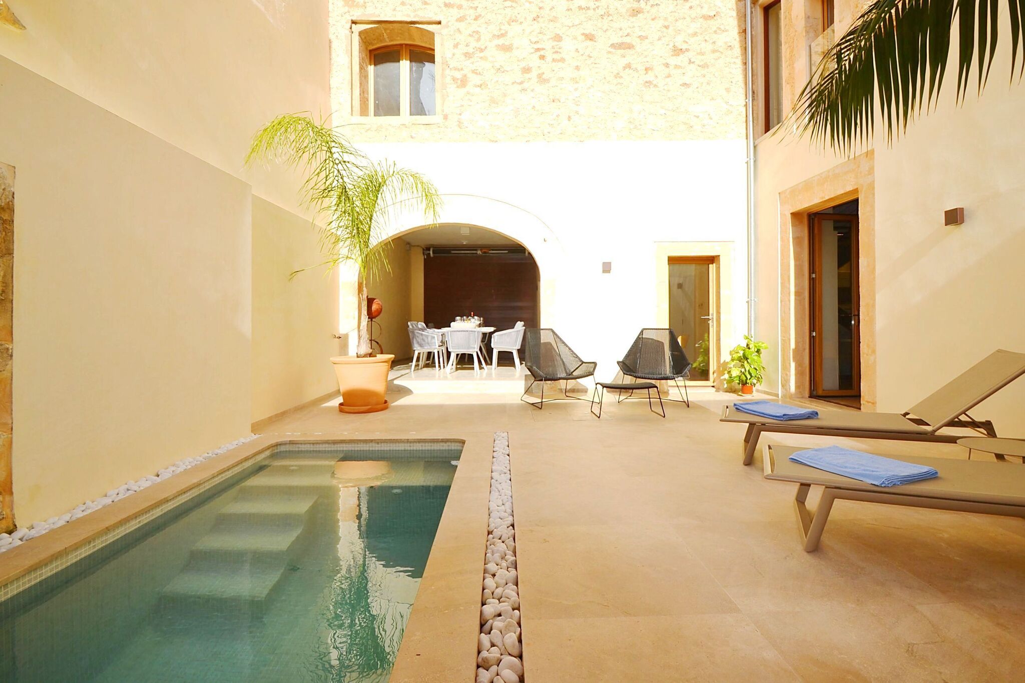 Hochwertiges modernes Stadthaus in Petra mit privatem Pool