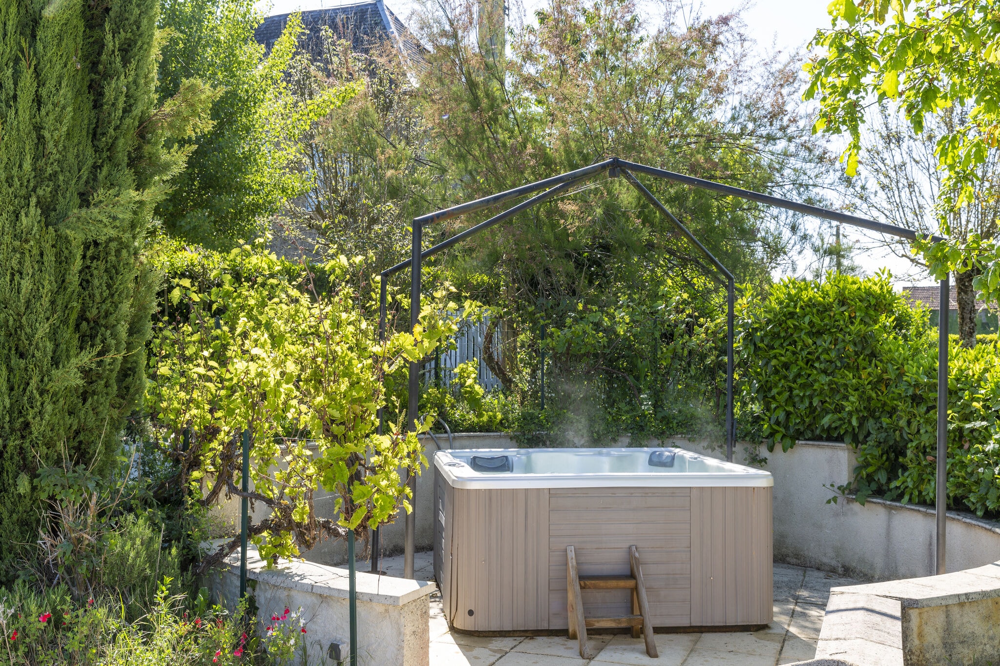 Splendid Holiday Home in Dégagnac with heated Swimming Pool and jacuzzi