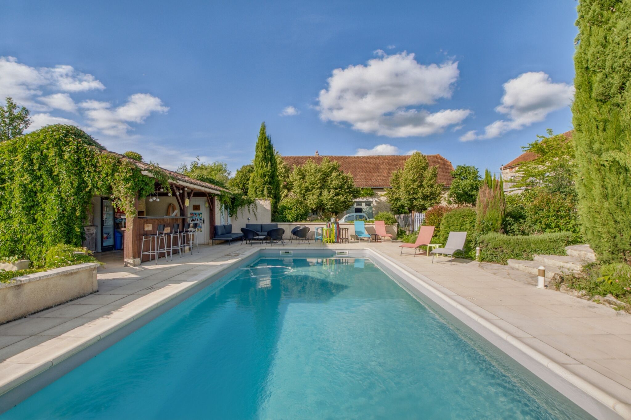 Maison de vacances confortable à Dégagnac avec piscine chauffée et jacuzzi