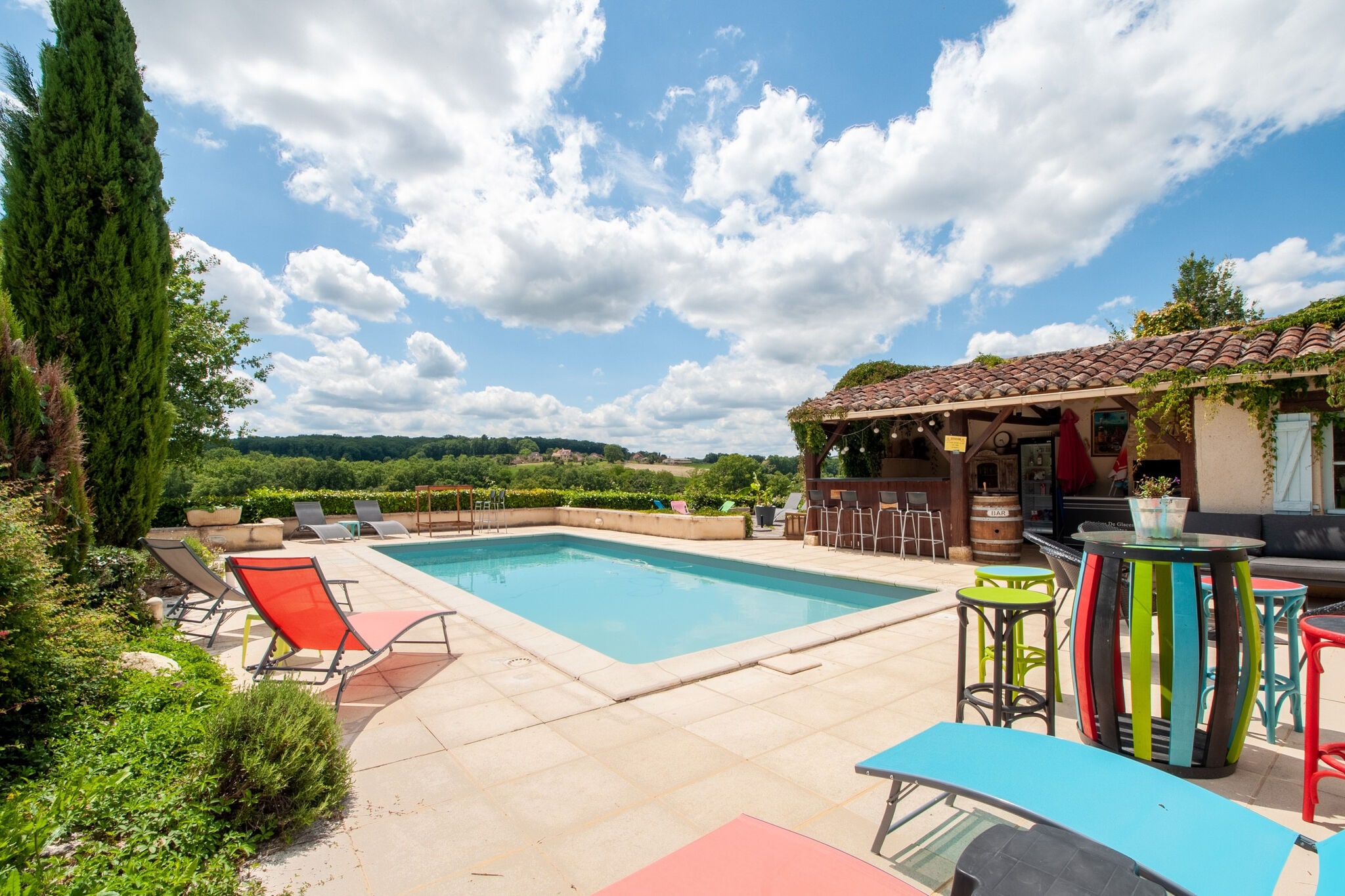 Idyllic Holiday Home in Dégagnac with Jacuzzi near River