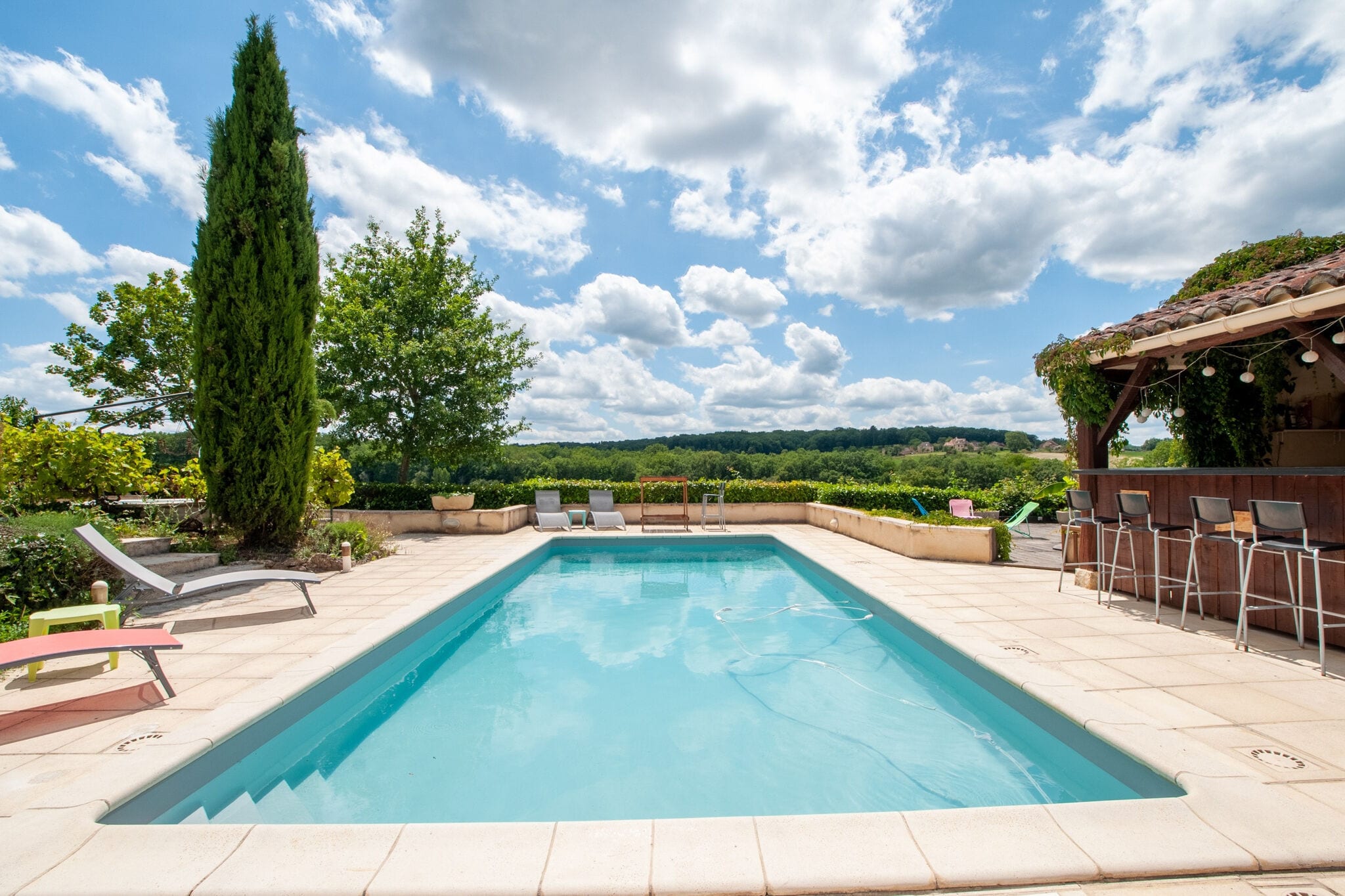 Idyllic Holiday Home in Dégagnac with Jacuzzi near River