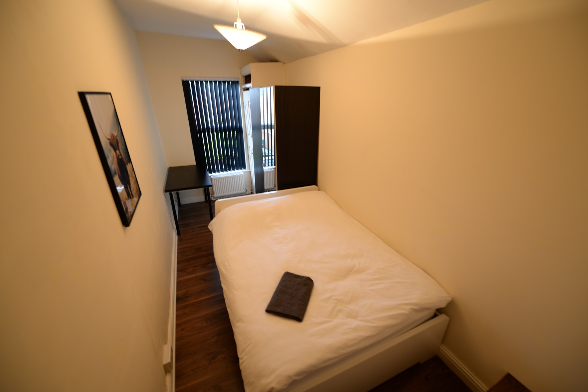 Ground floor: (Kitchen(hob, hood, oven, microwave, fridge-freezer, washbasin, washing machine), Living/diningroom(TV, dining table, seating area), bedroom(double bed, heating), bathroom(shower, washbasin))\n\nOn the 1st floor: (bedroom(double bed), bedroom(double bed), bathroom(shower, washbasin, heating), bathroom(shower, washbasin))\n\nOn the 2nd floor: (bedroom(double bed), bathroom(shower, washbasin))