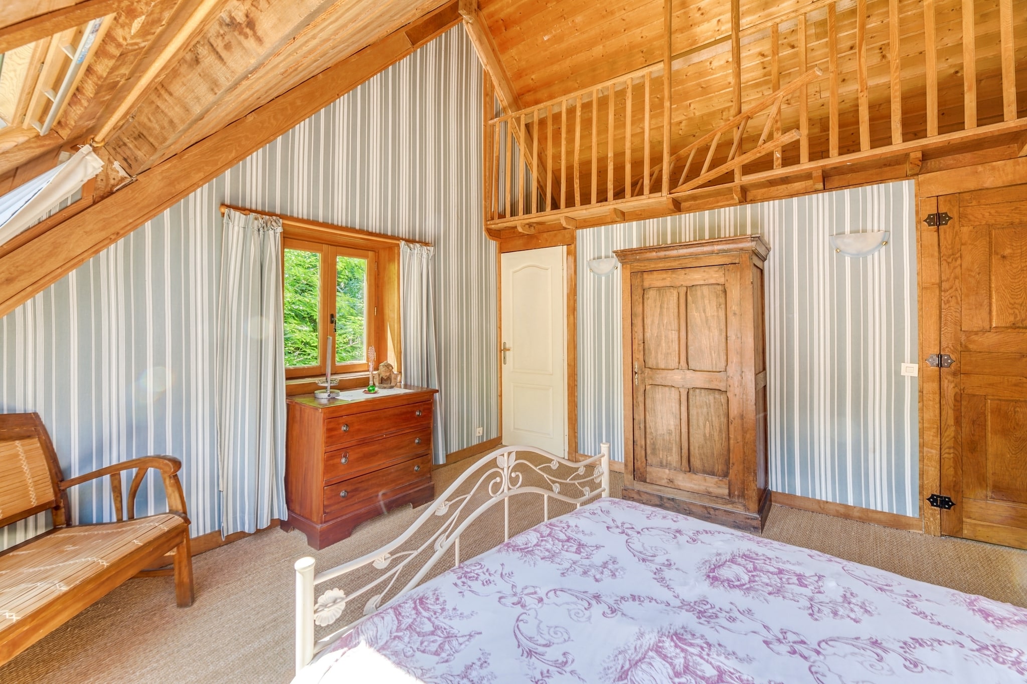 Ancien moulin à eau rénové au bord d'un étang privé-Schlafzimmer