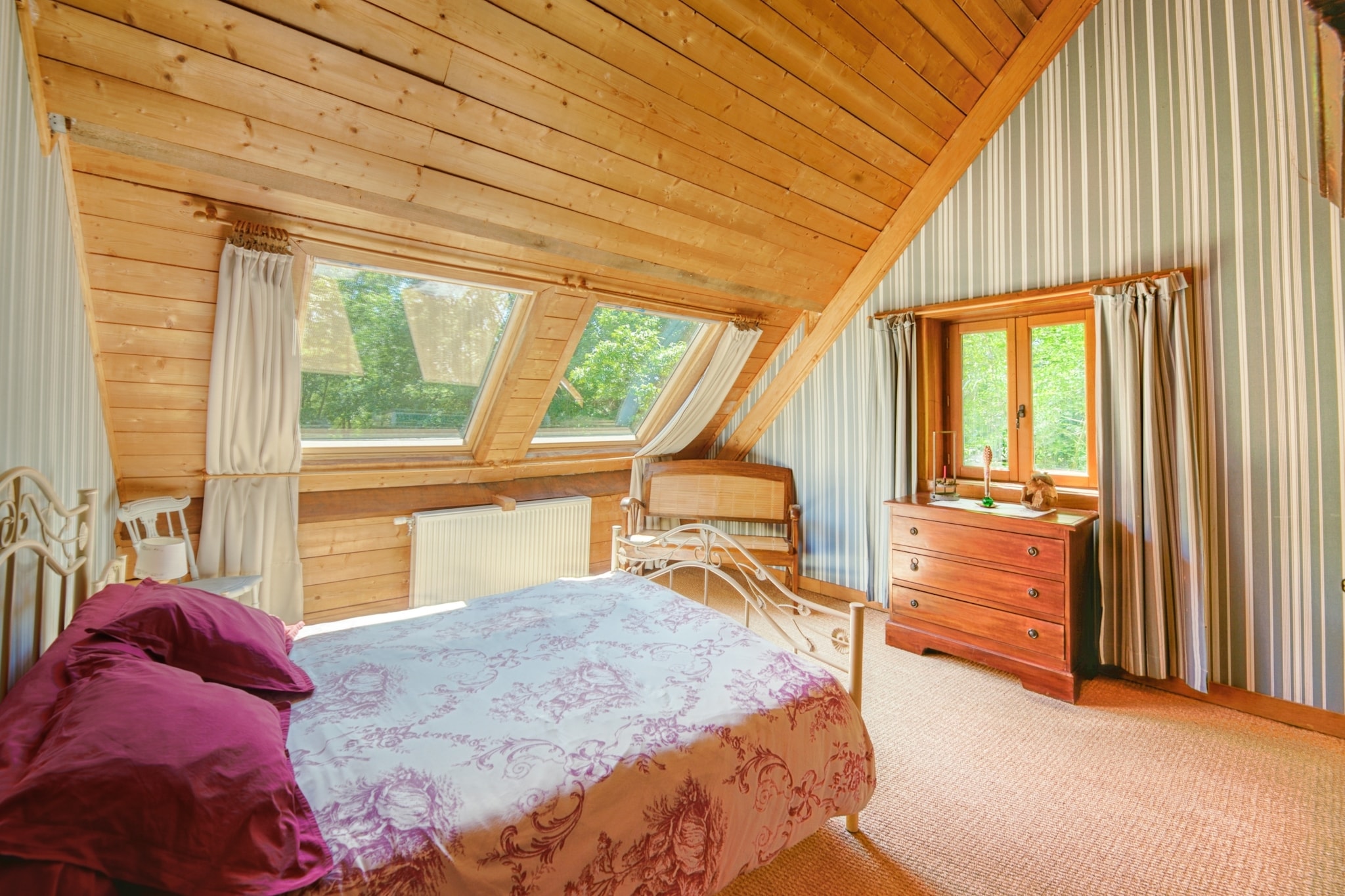 Ancien moulin à eau rénové au bord d'un étang privé-Schlafzimmer