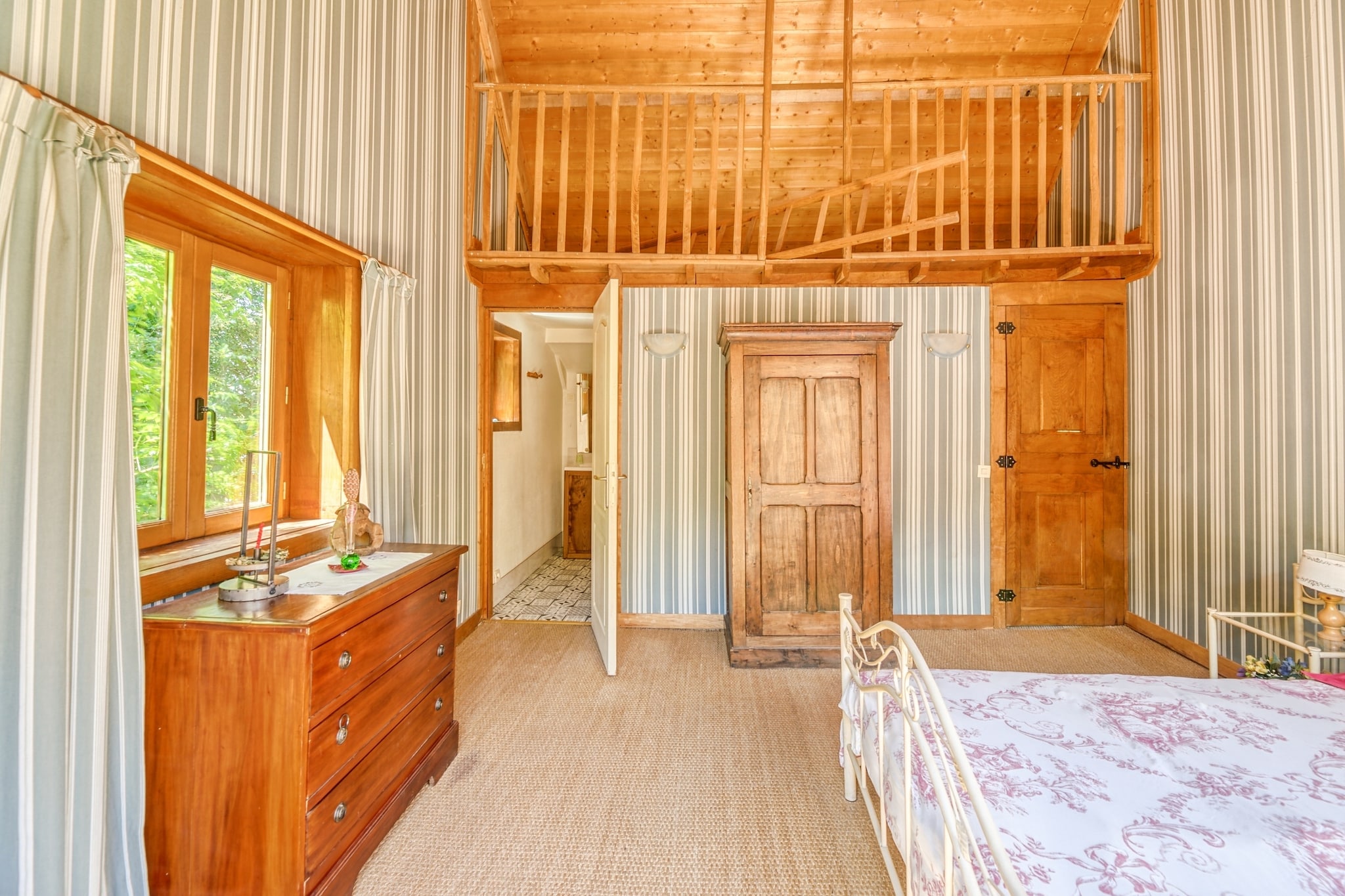 Ancien moulin à eau rénové au bord d'un étang privé-Schlafzimmer