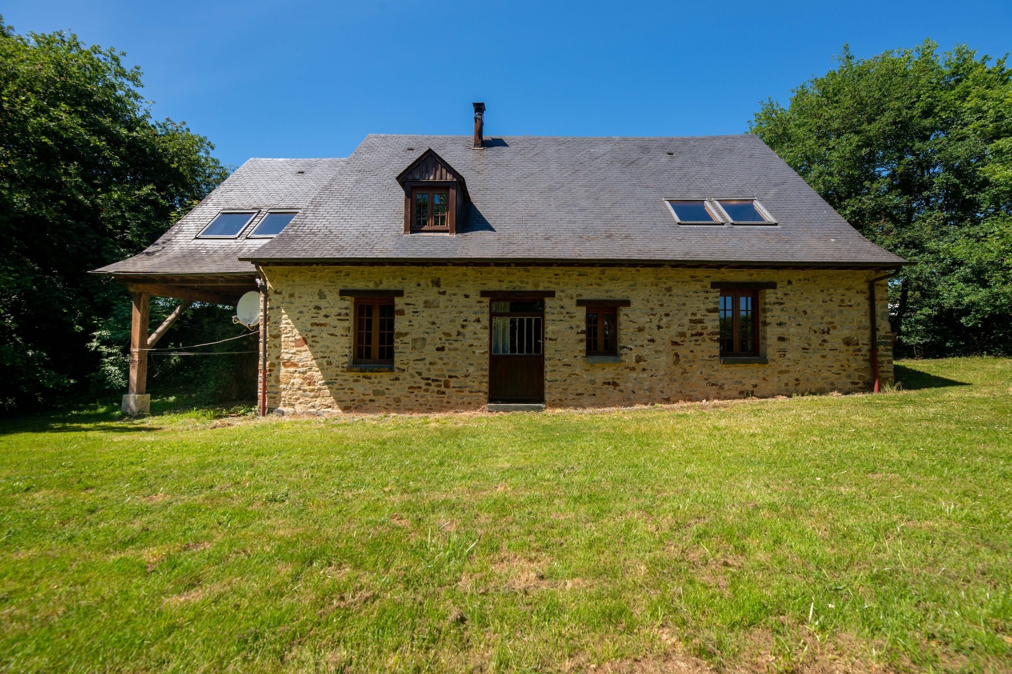 Ancien moulin à eau rénové au bord d'un étang privé-Außenbereich Sommer