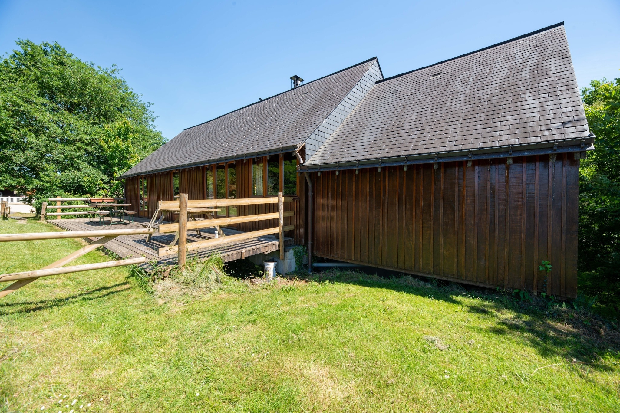 Ancien moulin à eau rénové au bord d'un étang privé-Außenbereich Sommer