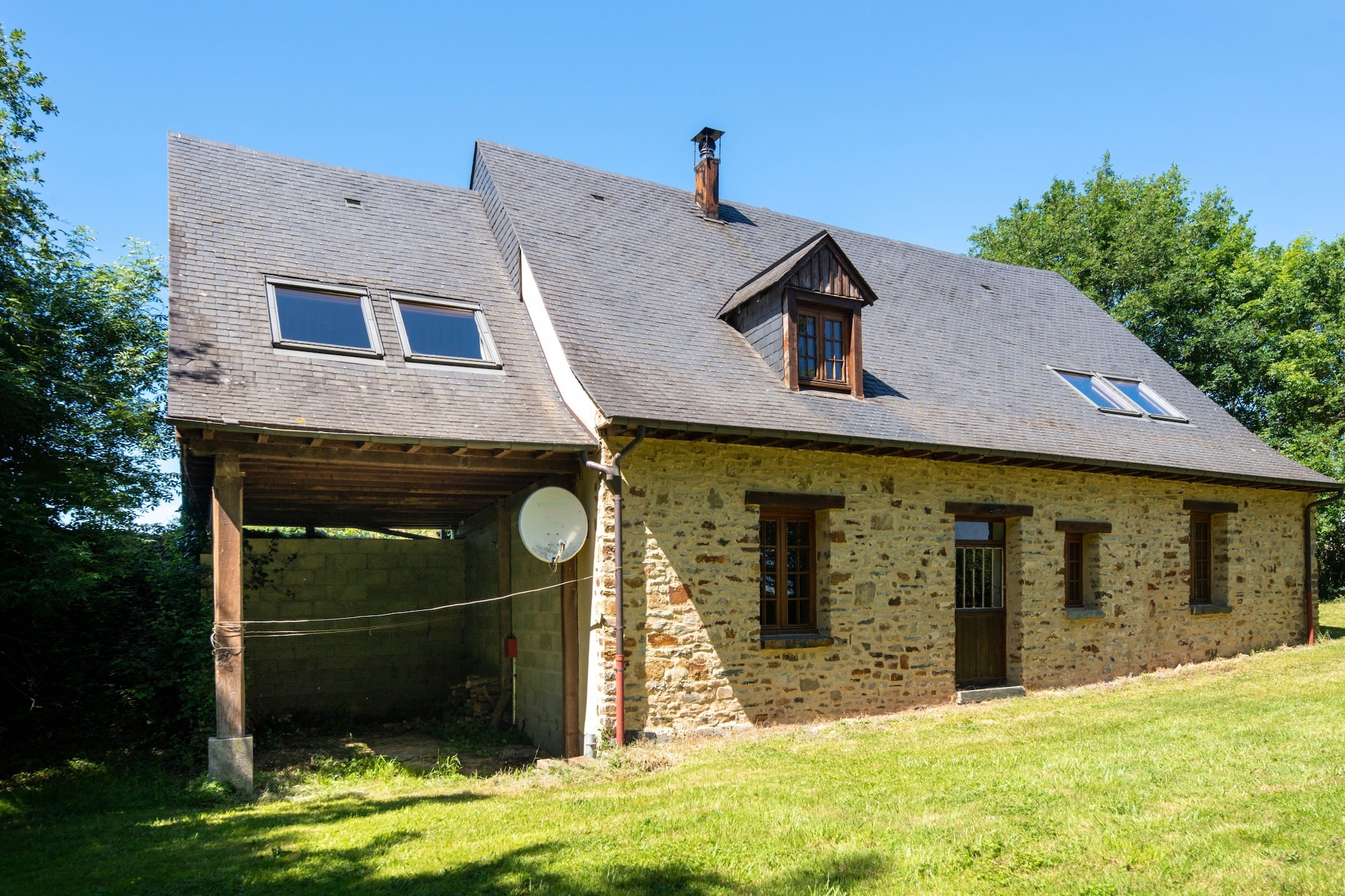 Ancien moulin à eau rénové au bord d'un étang privé-Außenbereich Sommer