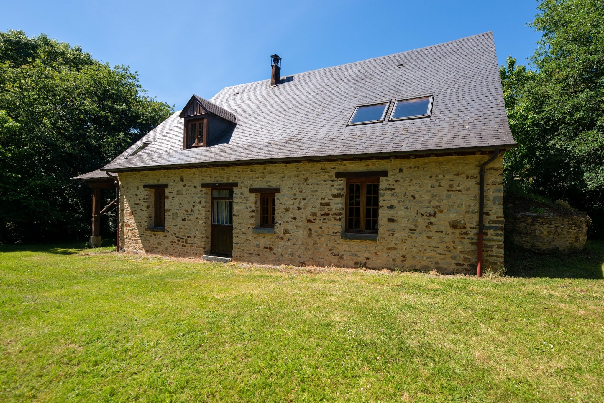Ancien moulin à eau rénové au bord d'un étang privé