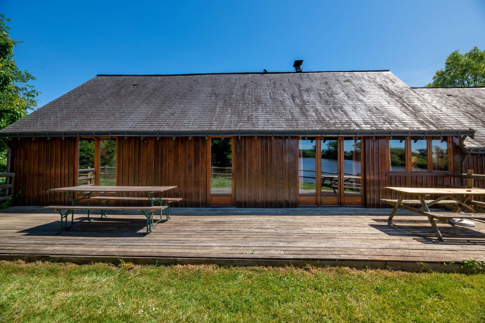 Ancien moulin à eau rénové au bord d'un étang privé-Terrassenbalkon