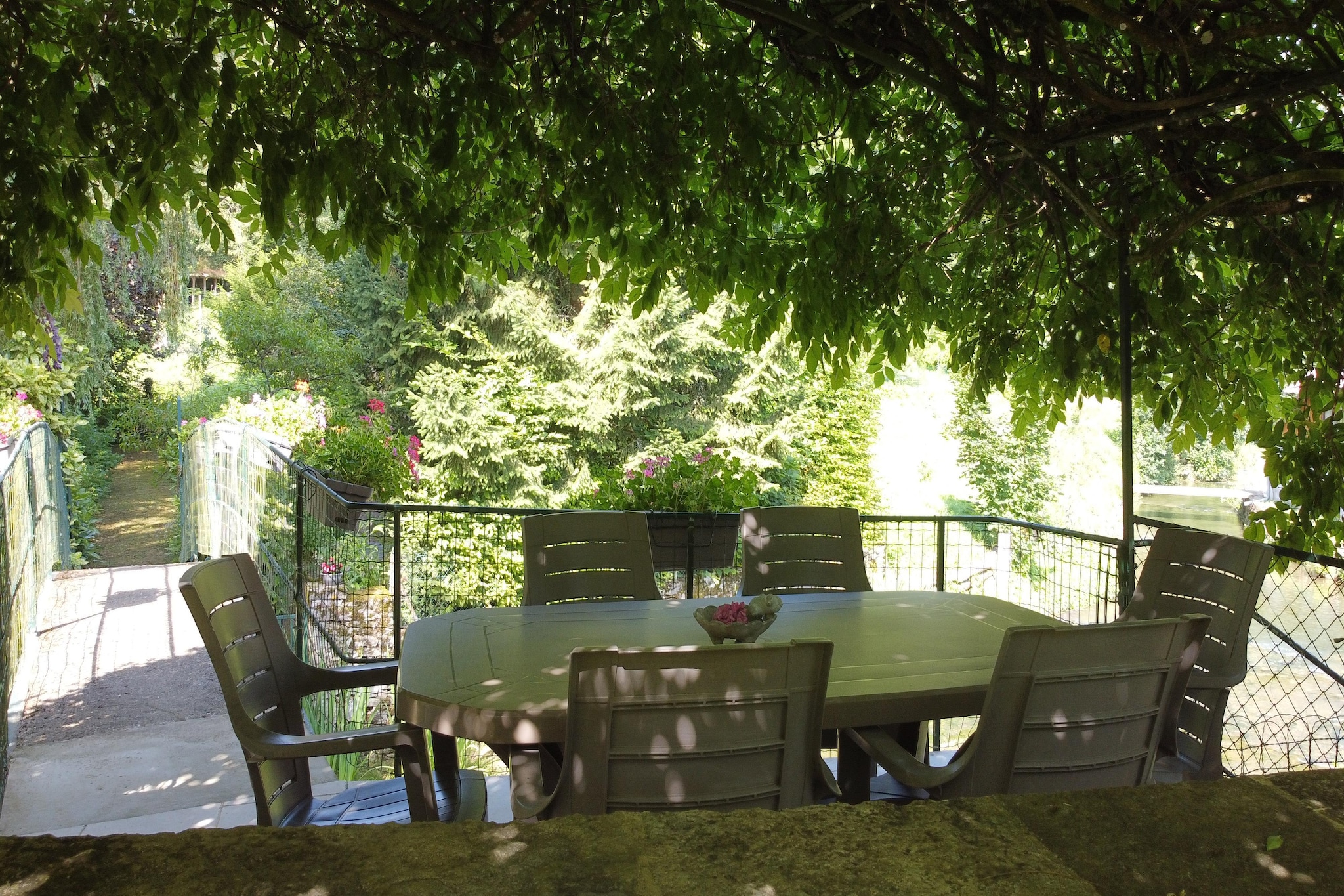 Nestled by the tranquil river Ouche in Burgundy, this 2-bedroom holiday home promises a peaceful retreat for up to five guests. With a private, sheltered garden and shaded terrace under a pergola, it's ideal for unwinding outdoors, whether you're savoring a fresh meal from the barbecue or enjoying the gentle murmur of the river with your morning coffee. The charming village location adds to its serenity, with restaurants just a stroll away and a supermarket in Bligny for convenience.

Culture lovers will find themselves enchanted by nearby castles like Châteauneuf and Commarin, both within easy driving distance. Cycling enthusiasts can explore the scenic Canal de Bourgogne, or even venture all the way to Dijon via dedicated bicycle routes. Golfers can tee off at Chailly-sur-Armançon (28 km), while the weekly market in Bligny-sur-Ouche offers a taste of local life and fresh produce.

Inside, the home is comfortably equipped with a TV, CD player, and washing machine for longer stays. Whether you’re indulging in a quiet countryside escape or discovering Burgundy's rich heritage, this riverside gem is an ideal base. With Aéroport de Bourgogne just 61 km away, getting here is simple—and leaving might be the hardest part.

An electric vehicle charging station is located 500 metres from the accommodation.