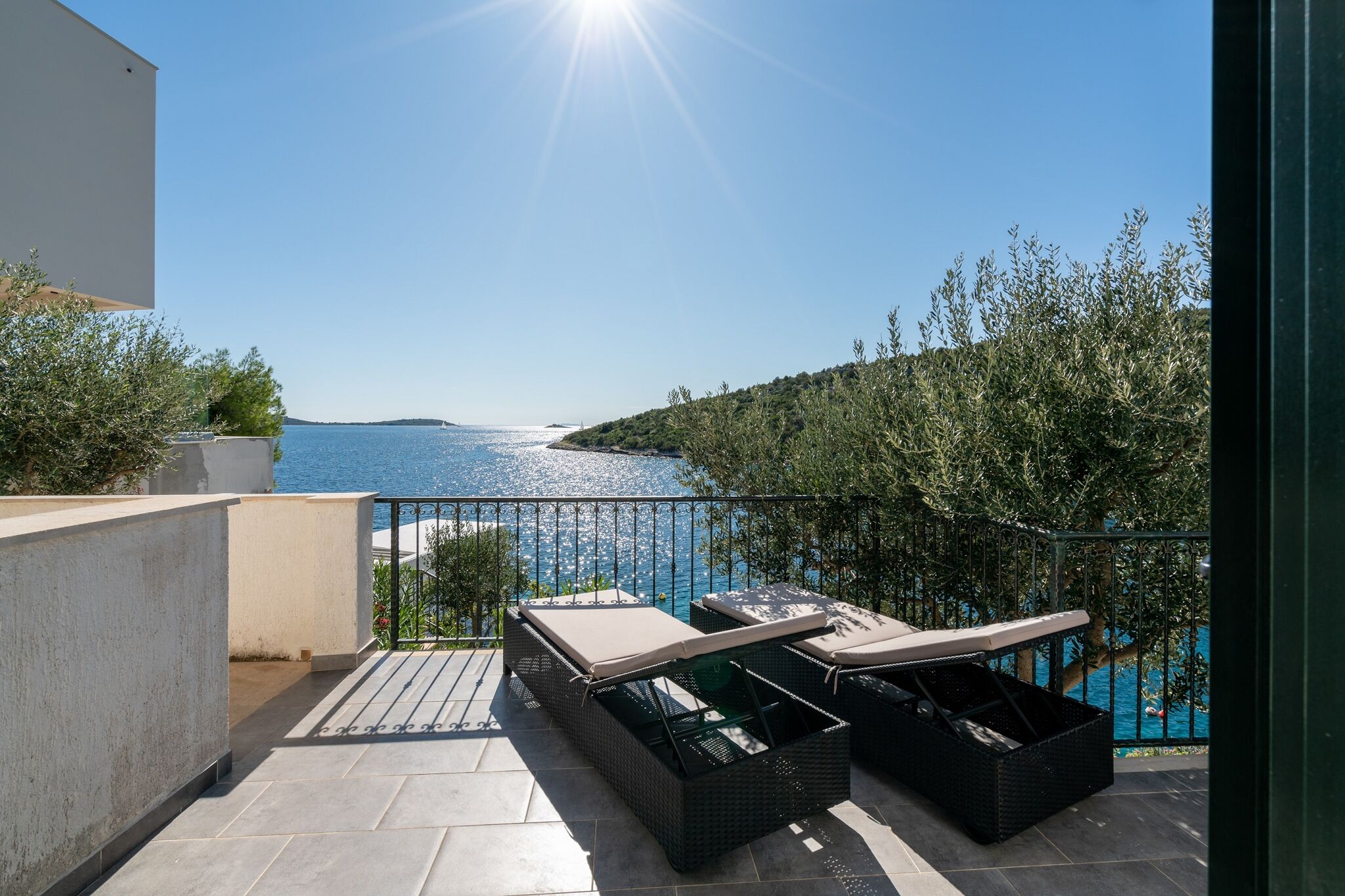 Villa Sine mit privatem Pool und Meerblick, 50 m vom Strand in Vinišće entfernt