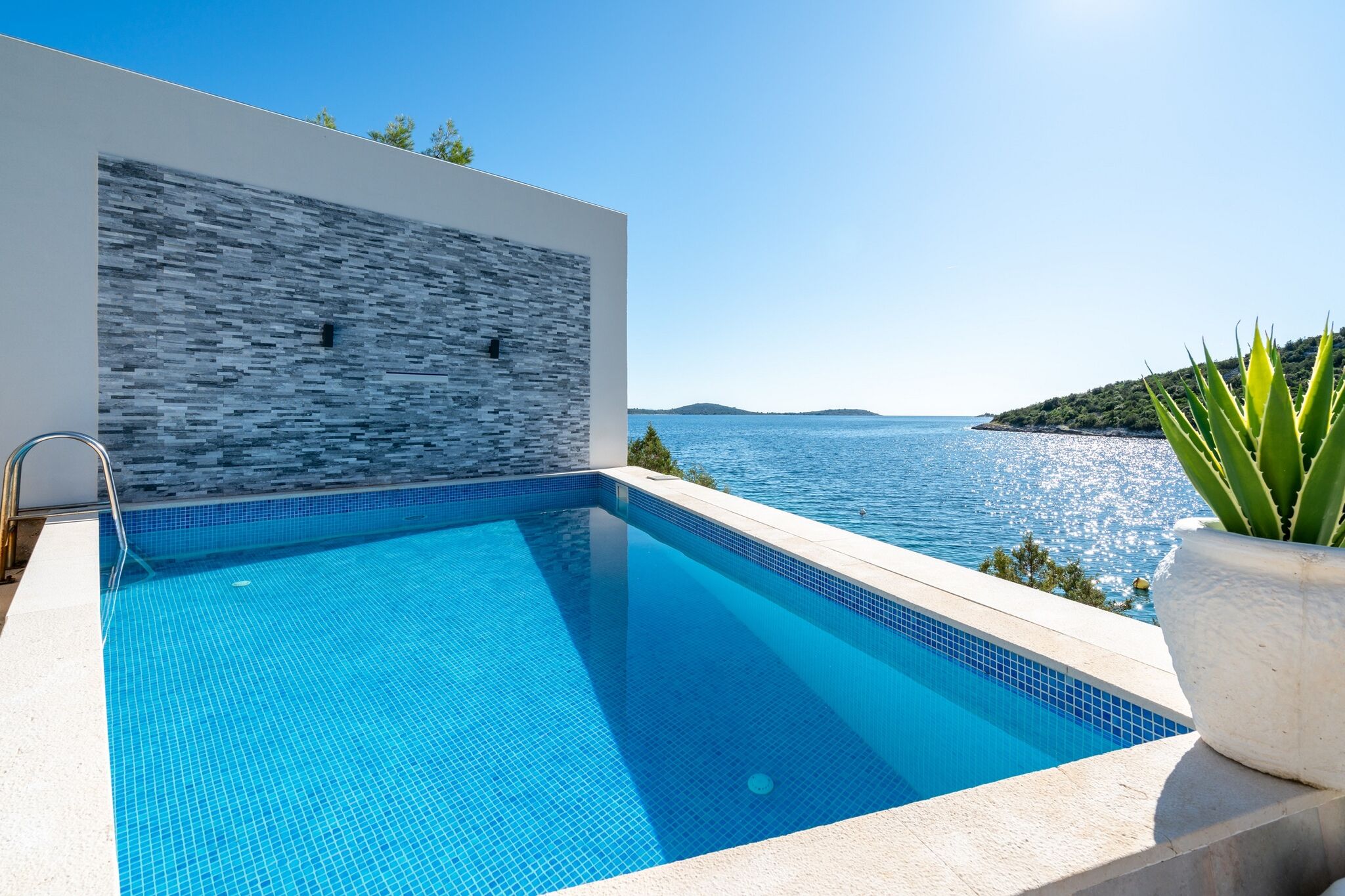 Villa Sine mit privatem Pool und Meerblick, 50 m vom Strand in Vinišće entfernt