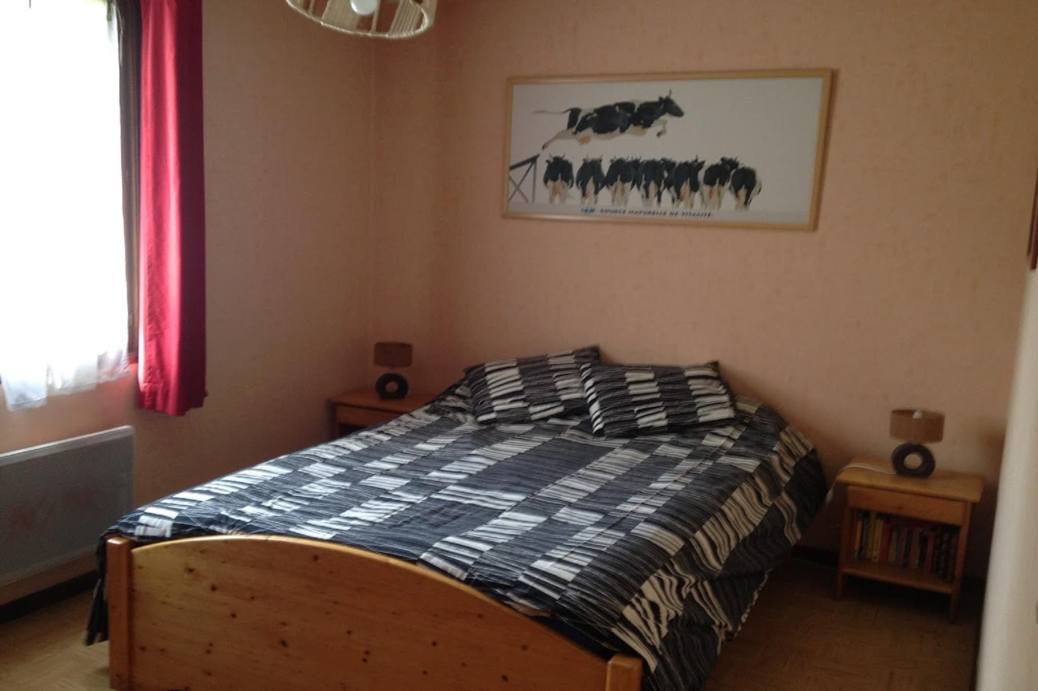 Ground floor: (Living room(TV, seating area, wireless music system), open kitchen(dining table, toaster, cooker, coffee machine, oven, microwave, dishwasher, fridge-freezer), bedroom(double bed), bathroom(bathtub or shower, toilet), hall)\n\nOn the 1st floor: (bedroom(single bed, single bed, double bed))\n\ndining table, balcony or terrace, garden, garden furniture, BBQ, parking, parasol