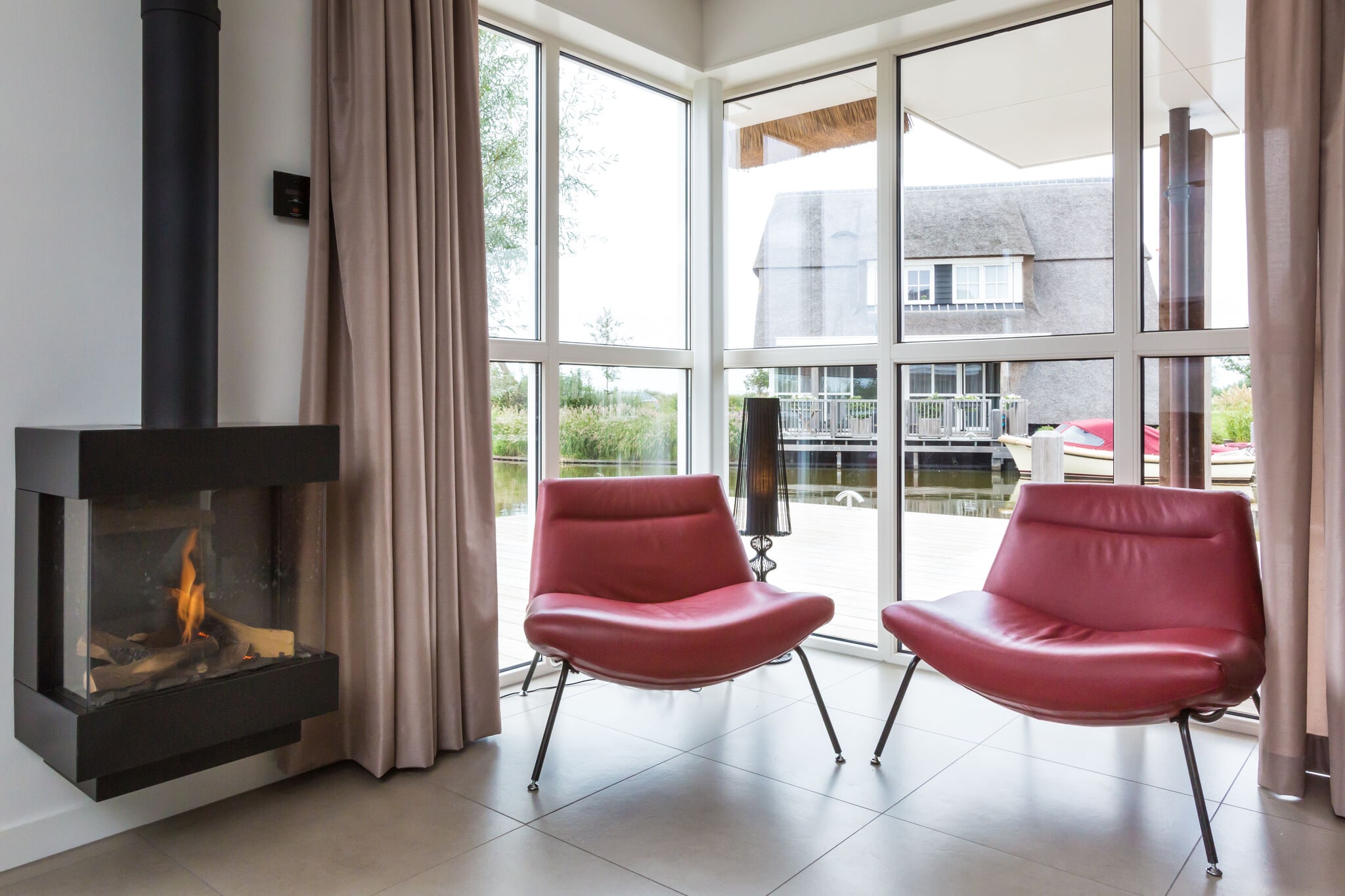 Belle villa avec jacuzzi dans un parc de vacances de luxe sur le Tjeukemeer