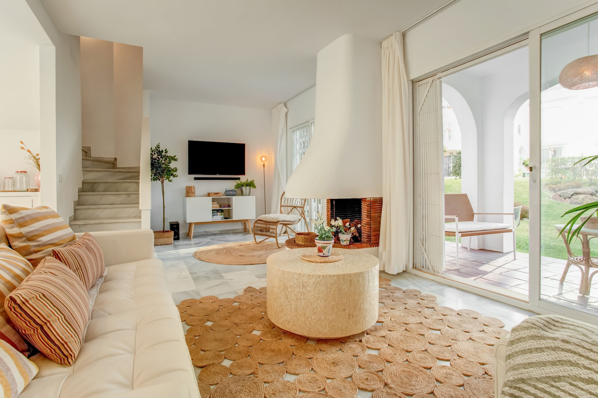 An optional utilities and service fee of EUR 75,00 will be charged before your arrival. Details are given below.<br> Golf enthusiasts beware! This holiday home is located near La Duquesa Golf, a beautiful golf resort near the sea and suitable for all levels. And within a radius of 20 minutes drive are at least 7 other golf resorts, the region is also called the "Costa del Golf". The modern and comfortably furnished holiday home is located in a small-scale complex and overlooks a sunbathing area, almost "at your doorstep"!. Want more privacy than enjoy the sun on one of the sunbeds on the roof terrace. And wide (sandy) beaches are less than 2 km away. The beach can even be reached within walking distance via a footbridge. The house is located near the harbor Puerto de La Duquesa where you will find cozy restaurants and bars. The picturesque town of Estepona is about a 20-minute drive away, where you can stroll through the colorful streets to find nice shops and delicious restaurants. Note: The swimming pool is now open for guest use until further notice. <br><b> Optional Utilities & Service Package </b><br><b> An optional utilities and service package of EUR 75,00 </b> can be selected prior to your arrival. You will receive a separate communication with the payment link should you wish to include it.<br>This package ensures a seamless stay and conveniently covers services such as final cleaning, utility consumption, service support, and protection against minor damages or incidental costs during your stay.<br>Guests who prefer may manage these services independently, provided the property is returned in good order at check-out.