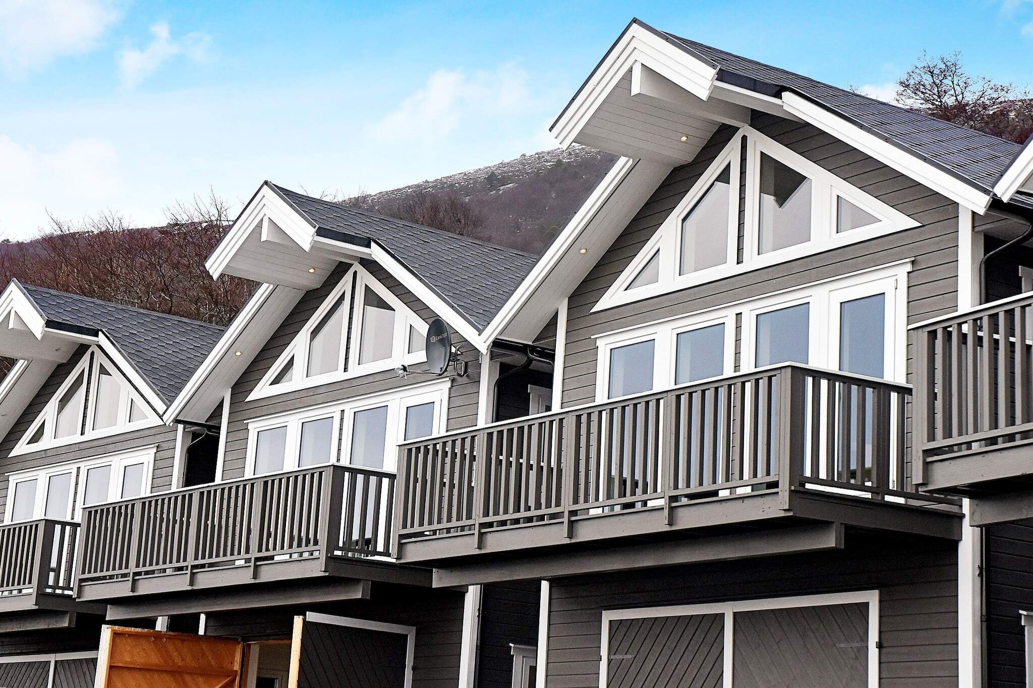 Fisherman's cabin with great panoramic views of the Grytafjord. Electricity and final cleaning included for all bookings made after 8.1.23. The fisherman's cabin is painted in light colors. Veranda facing the fjord and a large terrace on the opposite side. Large living room windows facing the fjord. Dish with Astra1 for German and European TV channels in addition to Norwegian TV channels. Wireless internet, surfing only. The downstairs living room has a kitchenette and glass doors that can be opened to the fjord. The single beds are foldable. A bedroom with a 120 cm wide single bed. The downstairs bathroom has a bath/shower. 1km to marked hiking trail, great view from the mountain above the fisherman's hut. Brattvåg with shopping center, doctor and restaurant, 10 km, another 1 km to large marina where rental boats are located, right by the ferry pier. Here, out on the coast and the nearby fjords there are great fishing spots for saithe/haddock/cod/cockle mouth etc. The fishing is much better here, which is why the boats are located here. Storage of fishing equipment and outerwear at the holiday home. Several shared fish filleting spots in a separate building with running water and light. Boats for rent with GPS / chart plotter / sonar:   1x 18 foot Øien 530F with 50 HP Mercury, 6 rod holders   1x 21 foot Øien 620F with 60 HP Mercury, 8 rod holders   1x 21 foot Karmøy 21 with 115 HP Mercury, 8 pole holders   1x 22 foot Koosi with 60 HP Mercury, 8 rod holders   1x 22 foot Finnvik, aluminum boat with 60HP Mercury, fish well and tails   Several other fisherman's cabins can also rent the boats above, so please book a boat at the same time as you book the fisherman's cabin, so you can get confirmation that the boat can be reserved.