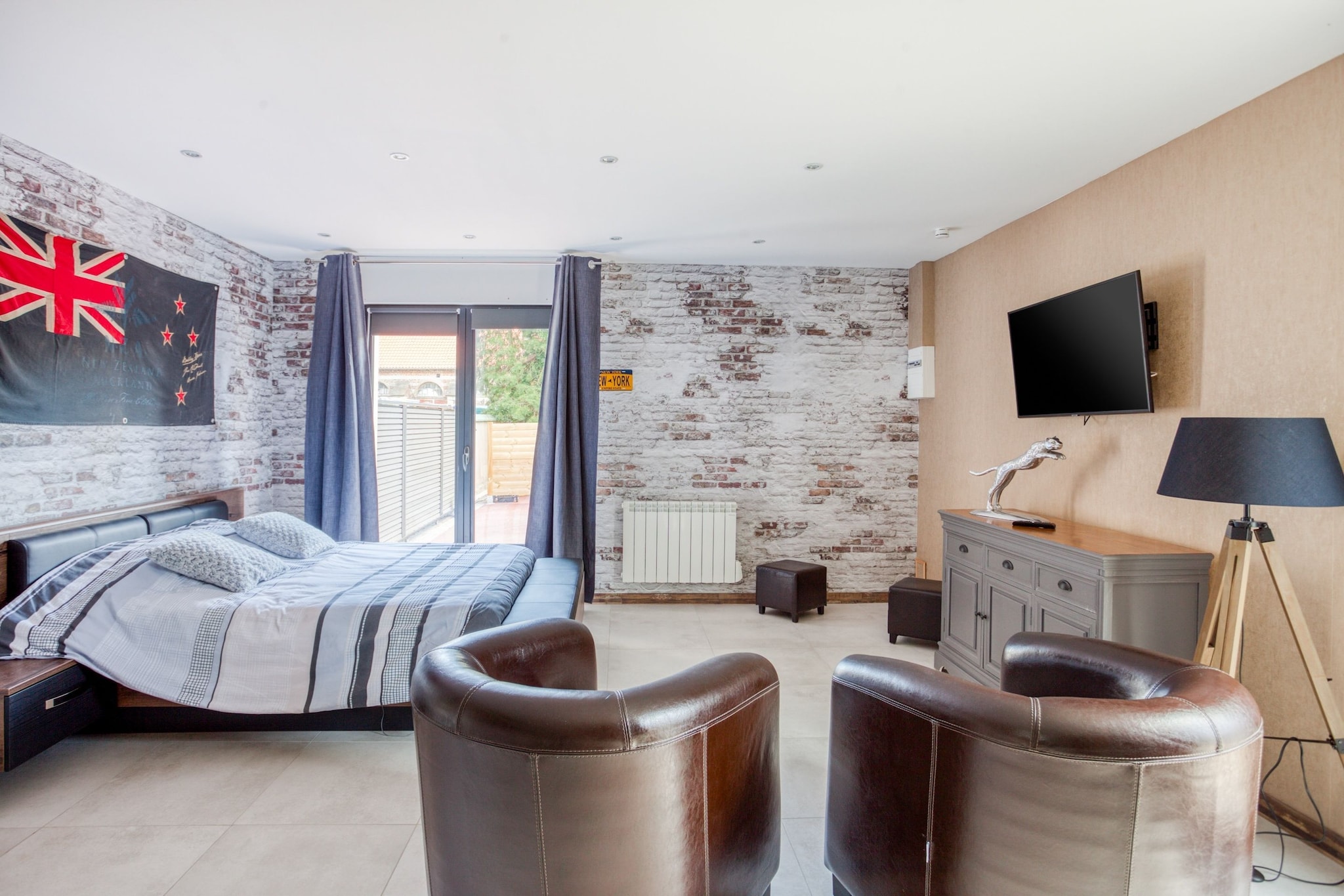 Ground floor: (open kitchen(bar, electric kettle, toaster, cooker, coffee machine, oven, microwave, fridge-freezer), Living/bed room(bunk bed(140 x 190 cm), TV, fireplace, seating area), bathroom(shower, washbasin), toilet)\n\nterrace(private)