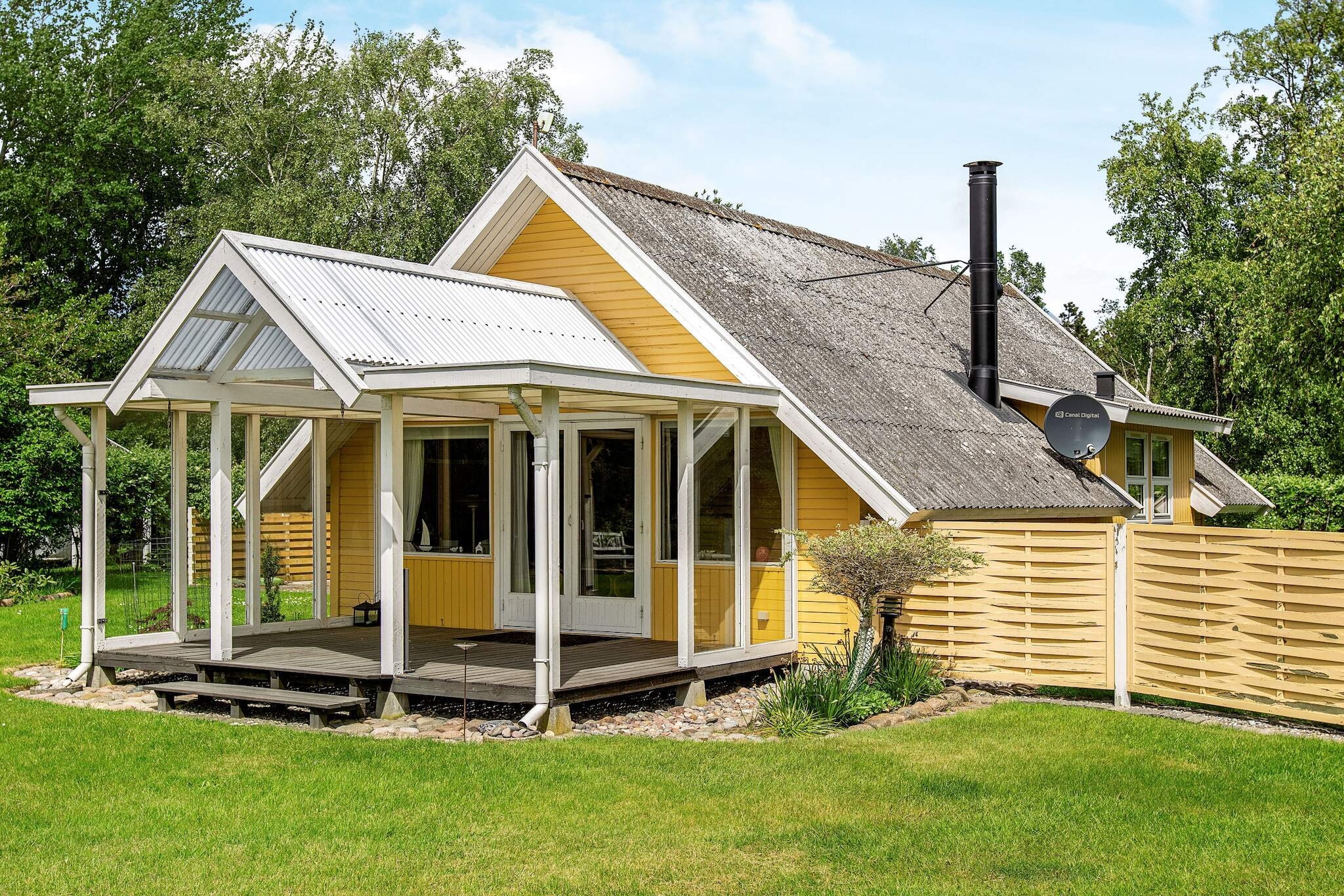 This holiday home is located by Hummingen, one of Lolland's most beautiful beaches. The cottage is furnished with an open kitchen with a fantastic light, two bedrooms and a bright living room with both access to a covered terrace and access to a large loft with two beds. There is a bathroom with toilet, sink, shower and underfloor heating. In the attached annex there is the possibility of two more beds. The kids will love playing in the cave in the tree while the adults enjoy a cool drink on the patio while the grill handles dinner. Not for rent to youth groups.

A refundable deposit might be charged closer to your check-in date. This deposit covers utilities consumed during your stay and any additional services that may be taken. The final amount will be adjusted based on actual meter readings, actual usage of extra services, and any remaining balance will be refunded within 21 days after checkout.