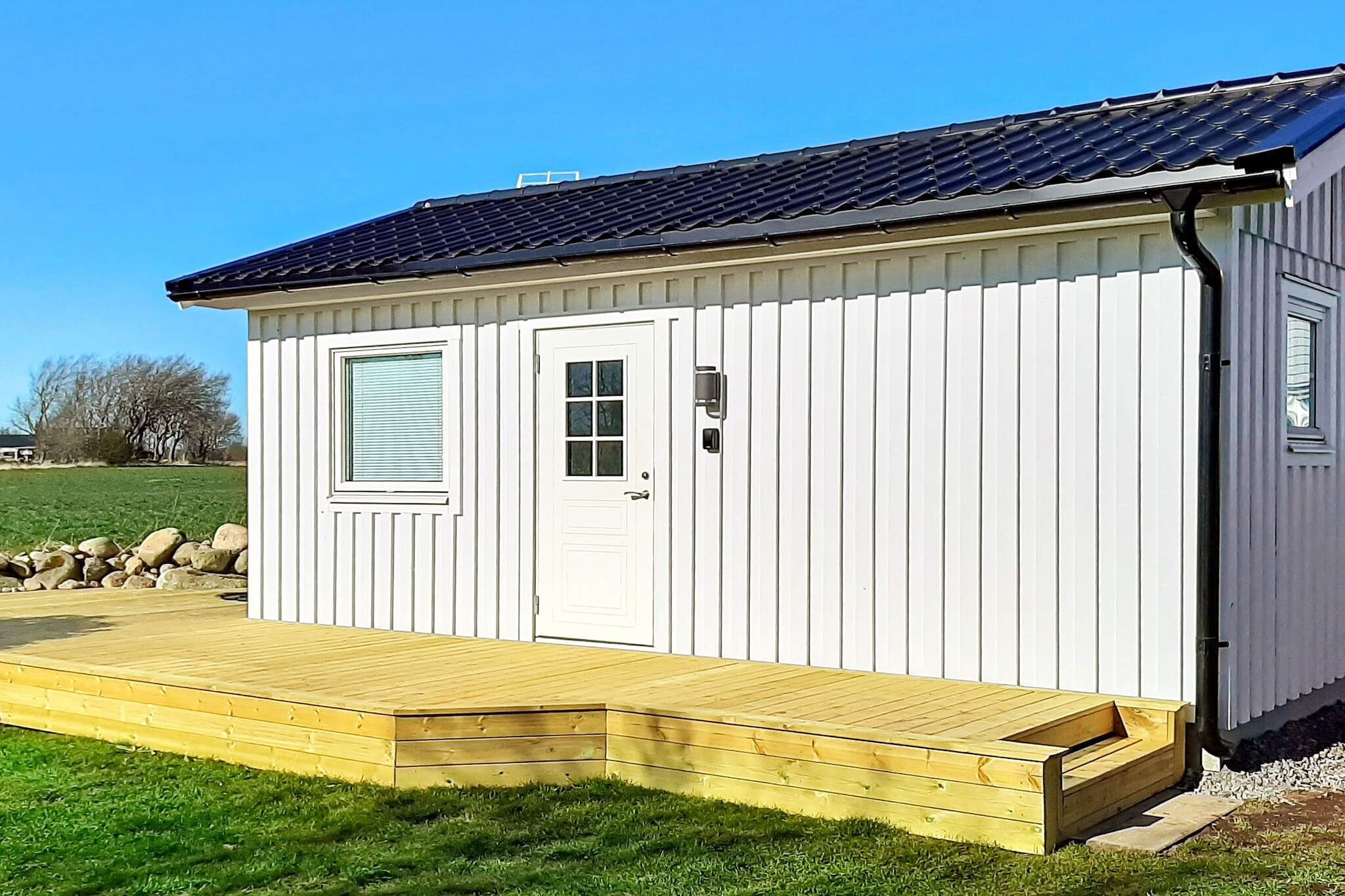 Annex: (2x single bed)\n\nInternet Access DSL, Kitchen(cooker(electric), hood, coffee machine, microwave, dishwasher, fridge-freezer), Living/bed room(TV, fireplace), bedroom(2x single bed), bedroom(4x bunk bed), bathroom(floor heating)(washbasin, shower, toilet, washing machine), bathroom(washbasin, shower(reachable from the outside), toilet(reachable from the outside)), conservatory, heating(electric), garden, garden furniture, BBQ, parking