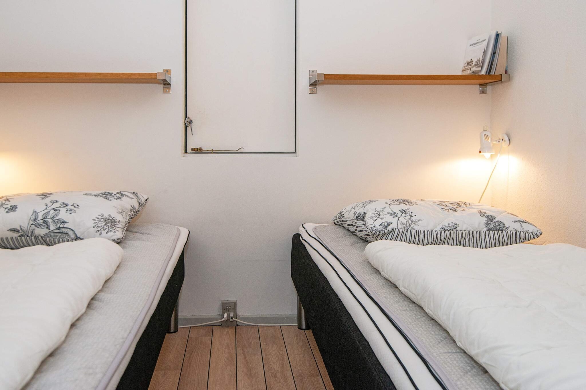 2 room w/seaview-Binnen