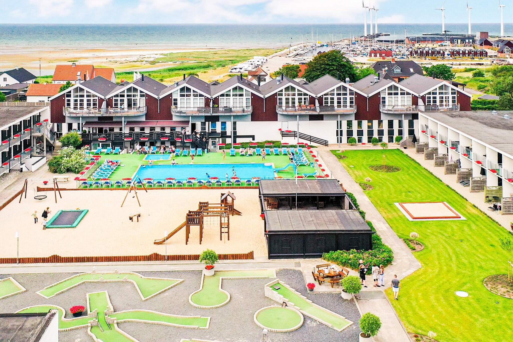 Bønnerup Strand - Holiday fun for the whole family Feriecenter Bønnerup Strand, is located by a small, cozy fishing village on Norddjurs & # 8211; only a short hour's drive from Aarhus. At Feriecenter Bønnerup Strand you live only 200 meters from a child-friendly beach and close to the forest. Kids can frolic in the resort's swimming pools or playroom, jump on trampolines or challenge each other and the rest of the family in table tennis, billiards or mini golf. You can also slow down with a trip to the steam room, spa or sauna. The holiday center's location is also the perfect starting point for exploring the many attractions in the area. Visit eg Djurs Sommerland, Ree Park or the Kattegat Center. Djursland has everything the heart desires of rides and sights, and one visit is rarely enough to experience it all. Watch movies on YouTube. Course facilities at Norddjursland Meeting room with room for 100 people and 2 smaller rooms. Read more about Kursuscenter Norddjurs. Holiday home on Djursland If you can not find the right holiday home, you also have the opportunity to rent a holiday home on Djursland. DanCenter has a large selection of holiday homes in i.a. in Ebeltoft, Fjellerup and Grenå.