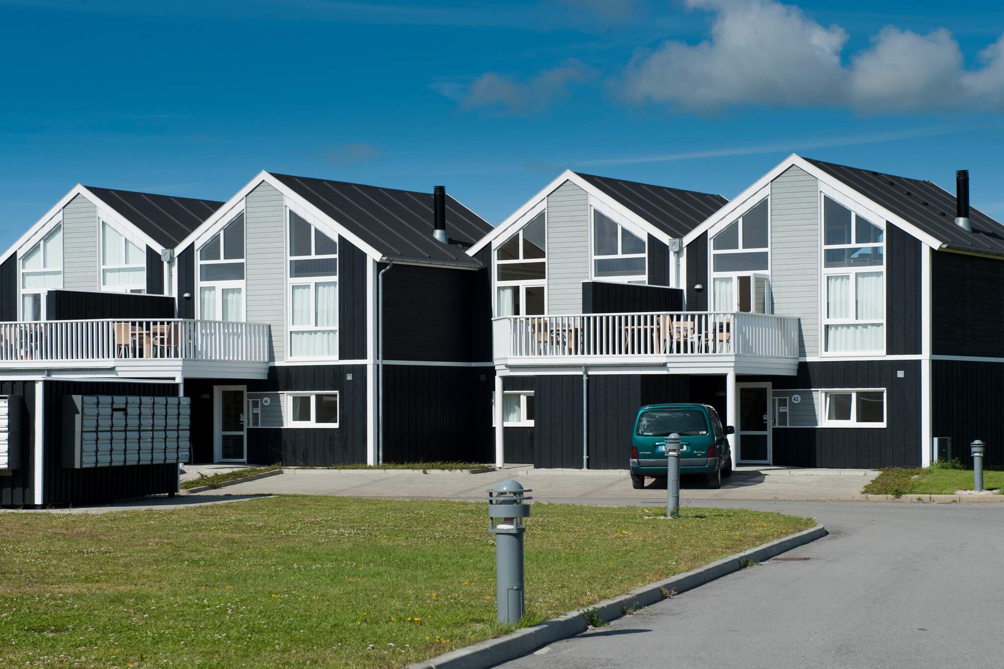 Holiday center Løkken Lovely holiday homes in high quality only 750 meters from fantastic beach and Løkken town. Stay in quiet surroundings with Løkken Golf Course as the nearest neighbor. For example, stay in our & # 8221; Golf Houses & # 8221; with direct views of Pay & amp; Play the golf course. Watch movies on YouTube. About Løkken Holiday Center The holiday center is located in Løkken, which is known for having one of Europe's best beaches, cozy atmosphere and lots of life all year round. With 750 meters to kilometers of bathing beach, dunes and clean bathing water and with Løkken Golf Course as a neighbor, there are plenty of opportunities for activities in nature. There are three house types, all made in the best materials with just the extra that makes them something special. Of course, everything you need in a holiday home comes with it. There is free wireless internet in all holiday homes. Skipperhus 74 m & # 178; Skipperhuset is a well-appointed house in a modern style on two levels. On the ground floor there is a kitchen in open connection with the living room and bathroom in the hallway. There are six beds in two bedrooms with double beds and a loft. In front of the house there are two parking spaces. Golf house 89 m & # 178; The golf house is a well-appointed house in a modern style with 3 rooms and a bathroom on the ground floor. On the 1st floor there is a kitchen in open connection with the living room with access to a nice terrace. In addition, there is access from the living room to a large loft. In front of the house there are two parking spaces. Strandhusene 105 m & # 178; In the beach houses there is room for the whole family, friends and all the children's friends. Strandhuset is a well-appointed house in a modern style on two levels. On the ground floor there is a kitchen in open connection with the living room and access to a nice terrace. In addition, there is one room and bathroom with sauna. On the 1st floor there are three rooms and a large bathroom with whirlpool. In front of the house there are two parking spaces. Free access to the swimming pool As a guest at Danland in Løkken, you have free access to the Løkken swimming pool. Contact the local office for further information regarding. opening hours. Løkken Golf Club Read more under Area