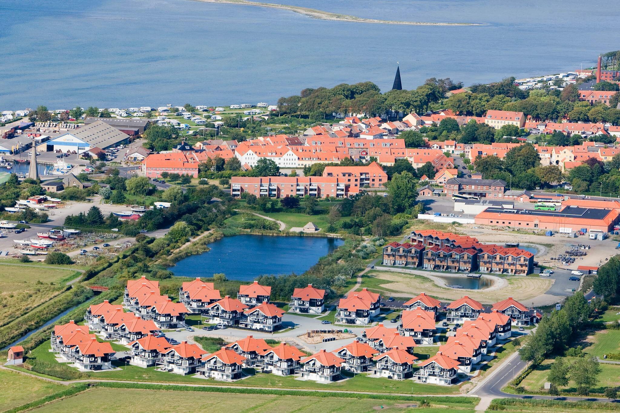 Bogense Strand Holiday Center & # 8212; Adventure and maritime atmosphere High quality homes close to cozy marina and beach. Own spa and sauna in house types 1,2 and 3. Watch movies on YouTube. About Bogense Strand Feriecenter Feriecenter Bogense Strand has the perfect setting for an adventurous holiday for the whole family. Here you live in architect-designed holiday homes & # 8211; some furnished with wood stove. Within walking distance of the holiday center is the 700-year-old market town, Bogense, with its many restaurant and shopping opportunities, and only half an hour's drive away is Odense. Here you can e.g. visit H.C. Andersen's childhood home, shopping in the pedestrian zone, and watching sea lions and lions being fed in Odense Zoo. Right next to the holiday center you will find Bogense Swimming Hall, where you can have a dip and a slide ride in the water slide. You can end the day with a nice walk along Bogense Harbor, where you can experience the authentic maritime atmosphere. Have dinner at one of the many restaurants in Bogense, or enjoy it at home at the holiday center on your terrace.