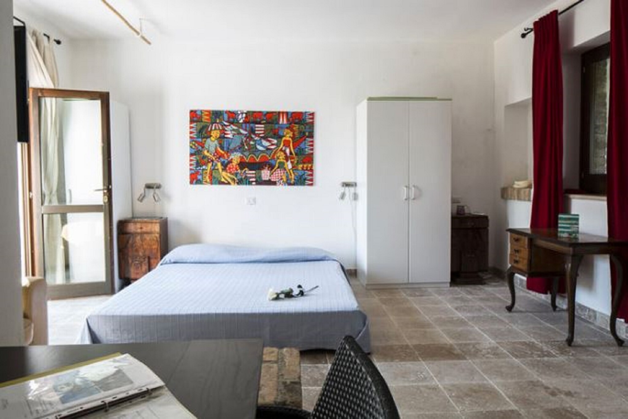 Ground floor: (open kitchen(dining table, stove, electric kettle, toaster, coffee machine, microwave, dishwasher, fridge, washing machine), bedroom(double bed, TV, seating area), bathroom(shower, washbasin, toilet, bidet), patio, air conditioning, garden(private))\n\ngarden furniture, BBQ, parking, swimming pool(shared with other guests, outside), swimming pool(shared with other guests, outside)