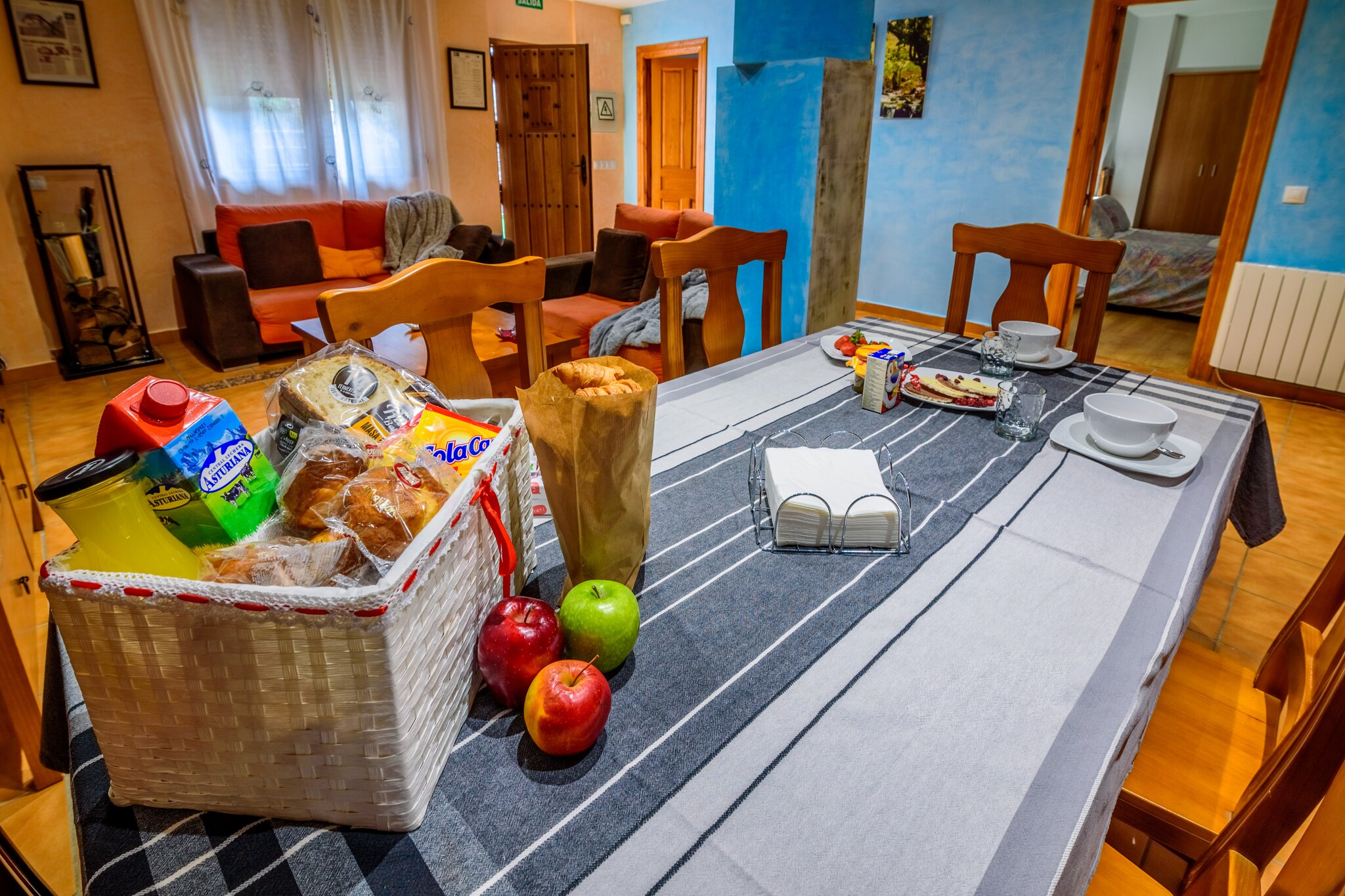 Ground floor: (garden(shared with other guests, 180 m2), garden furniture, BBQ, parking)\n\nOn the 1st floor: (open kitchen(stove(Pellet), hob, microwave, dishwasher, fridge-freezer, washing machine), Living/diningroom(TV, dining table, fireplace, seating area), bedroom(double bed), bedroom(single bed, single bed), bathroom(massage shower, washbasin, toilet))