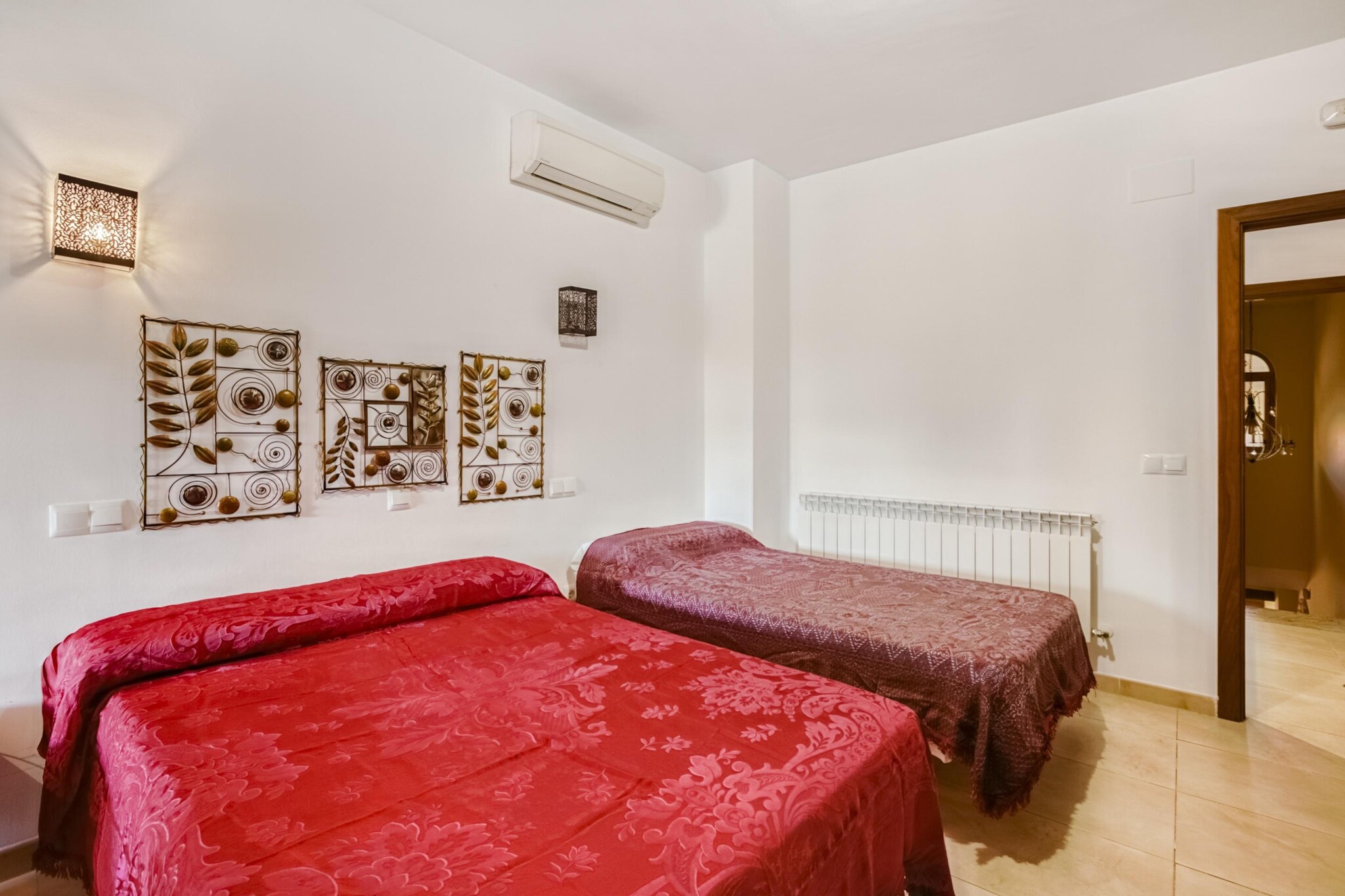 Ground floor: (Entrance, Kitchen(hob(4 ring stoves, gas), toaster, coffee machine, microwave, fridge-freezer, washing machine, heating, Juicer), Living/diningroom(TV(flatscreen, smart TV, international television channels), dining table, fireplace, seating area, heating(central, wood), air conditioning, party games), bathroom(shower, washbasin, toilet, heating(central), hairdryer))\n\nOn the 1st floor: (Large kitchen(hob(4 ring stoves, induction), toaster, coffee machine, oven, microwave, fridge-freezer, heating(central), Juicer), Living/diningroom(35 m2)(TV(flatscreen, digital), dining table, seating area, heating(central), air conditioning), Bedroom with bathroom(single fold-away bed(80 x 190 cm), double bed(135 x 200 cm), shower, washbasin, toilet, balcony or terrace, heating(central), air conditioning, hairdryer), Bedroom with bathroom(25 m2)(single bed(105 x 200 cm), double bed(135 x 200 cm), shower, washbasin, toilet, balcony, heating(central), air conditioning, hairdryer), Bedroom with bathroom(single bed(105 x 200 cm), single bed(105 x 200 cm), cot, bathtub with shower, washbasin, toilet, balcony, heating(central), air conditioning, hairdryer), Bedroom with bathroom(shared entrance)(single bed(105 x 200 cm), double bed(135 x 200 cm), shower, washbasin, toilet, heating(central), air conditioning, hairdryer), walk-through bedroom(shared entrance, 12 m2)(double bed(135 x 200 cm), heating(central), air conditioning), bathroom(washbasin, toilet, heating(central), hairdryer), fitness room(solarium, heating(central), air conditioning, fitness equipment), terrace(private, roofed, 40 m2))\n\ndining table, cot, garden doors, patio, garden furniture, BBQ(charcoal), swimming pool(private, outside, 6 x 4 m., opened from Jun upto and including Sep), table tennis table, table football, darts, high chair, ironing board, iron