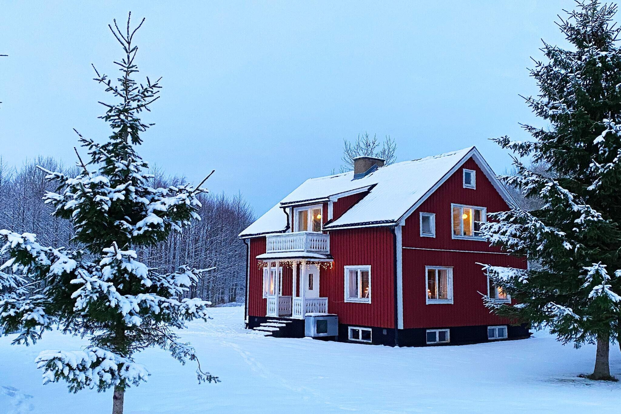 Welcome to a very nice red house in a rural setting. Scenic area with large plot and newly renovated inside 2020. On the lower level you are greeted by a welcoming entrance and a fresh kitchen. The kitchen has a dishwasher, microwave, oven and stove in new condition. Simple but tastefully decorated house with good living space. No channels on the TV, but here is instead Chromecast to use so that you can watch via your mobile. Upstairs are four bedrooms with a total of 7 beds. The width of the beds is: 180 cm, 160 cm, 140 and two 90 cm.The downstairs bathroom was renovated in 2023. There is a glazed porch and a large plot where you can get active or just relax. Or why not light the grill in the evening and enjoy good food and the sunset. In the immediate area there are two nice lakes: Sansken and SÃ¤msjÃ¶n. In Sansken, it is bathing friendly and shallow, while SÃ¤msjÃ¶n is a much larger lake with recognized good fishing. Firewood is available for grilling in the barbecue area. Take the opportunity to hike in the Molla beech forest, which is 5 km away. Here is fantastic nature to see. 15 km away is Herrljunga Golf Club with 18 holes. Experience BorÃ¥s Zoo which is known for its well-kept zoo, distance 30 km, see more on the web.