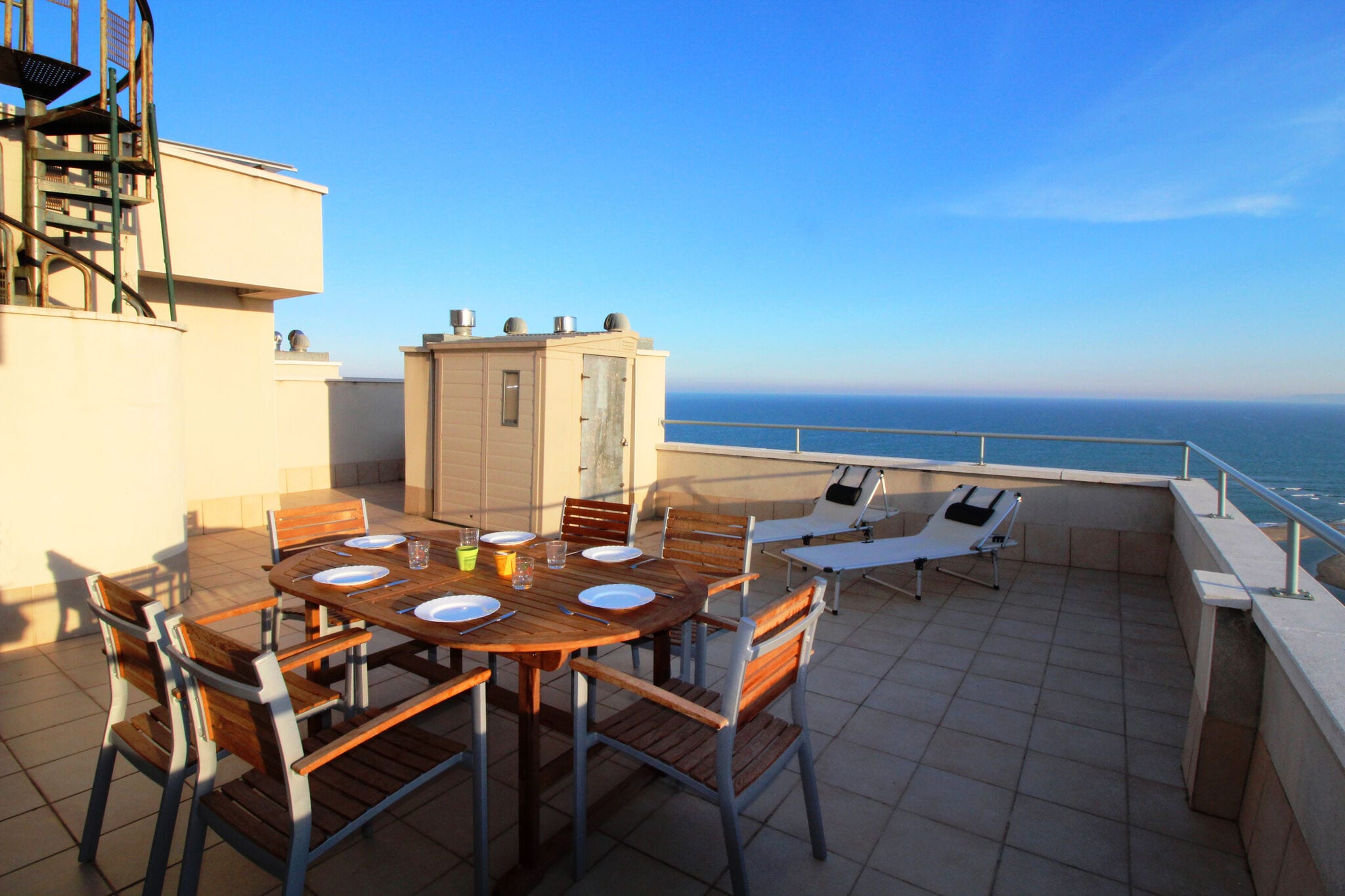 Apartment with sea view, walking distance to the beach