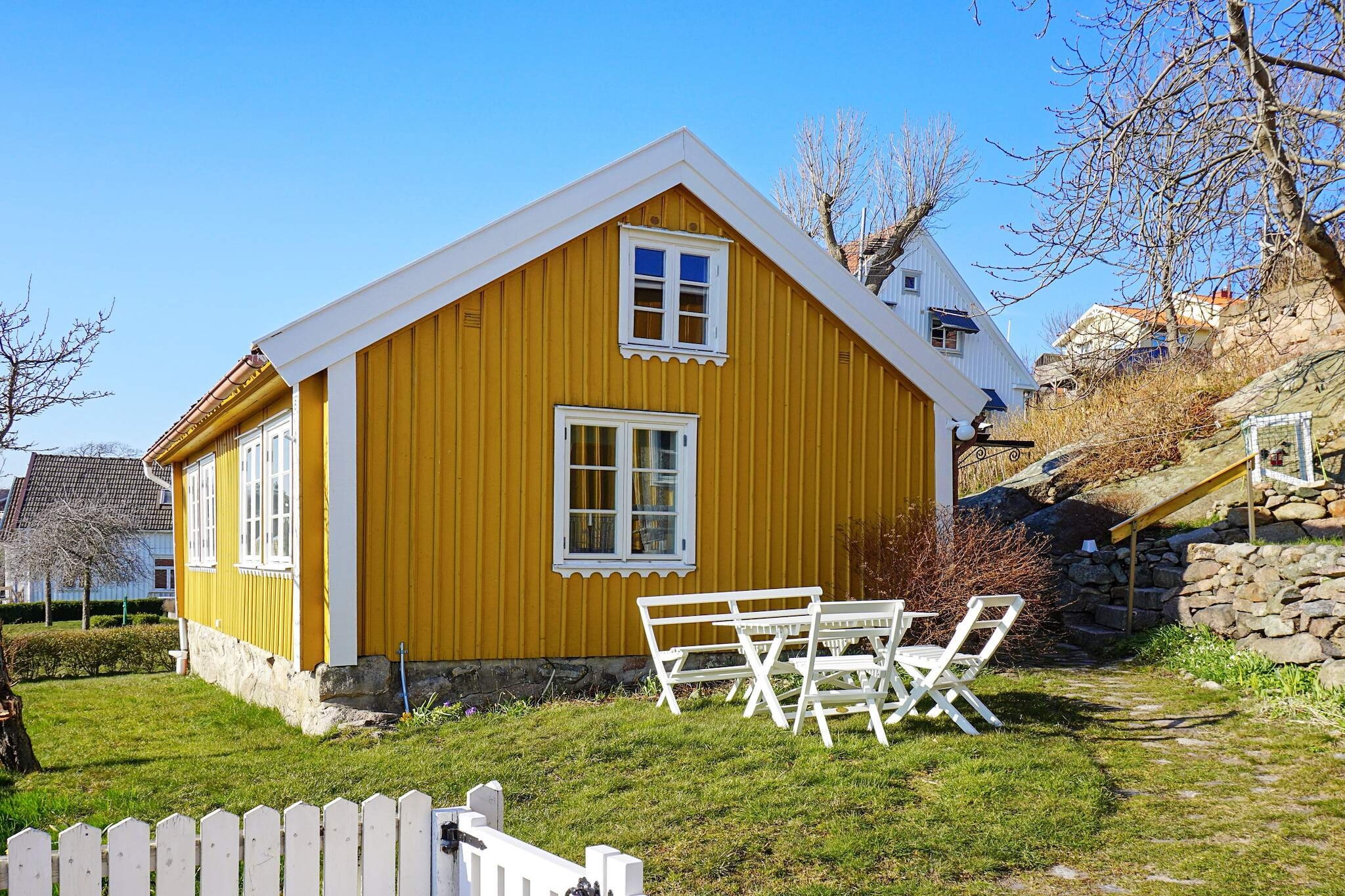Charming, sunny and central accommodation near the sea and swimming Welcome to a charming accommodation in central Grebbestad. Here it is a short walk to the sea, good swimming, golf, beautiful nature with beautiful nature trails and viewpoints with views over the surrounding archipelago. The central location in this BohuslÃ¤n idyll means that with just a few minutes walk you can reach the nice pier promenade, the bustling guest harbor, restaurants, outdoor cafes, shopping and other activities for both old and young. Take the opportunity to enjoy crayfish, shrimp and not least oysters, which are considered by many to be the best in the world! This charming older and carefully renovated cottage is accessed via a staircase in bohus granite, via the entrance you enter a hall from which you then reach the cottage's living room with TV and a warming wood burning stove and kitchen with stove, fridge / freezer, microwave, the kitchen turns into a extension with shower and washing machine. The ceiling height on the entrance level is 202 cm. From the living room you then reach a small bedroom with two single beds and there is also a narrow staircase up to the cottage's cozy sleeping loft with 3 single beds, the ceiling height of 150 cm enhances both coziness and creep in the feeling. WC is accessed from the hall. Next to the entrance on the lawn there is a garden furniture and barbecue where you can enjoy pleasant moments, take the opportunity to enjoy the delicacies of the sea or a juicy tasty piece of meat from the grill. It is not far to several of northern BohuslÃ¤n's picturesque fishing villages where you in addition to experiencing the narrow alleys, summer shops, restaurants can also rent boat charter or why not a kayak to experience the beautiful archipelago outside. Several nature reserves with fantastic nature are in the area such as. Tjurpannan, also Sweden's first marine national park, Kosterhavet National Park is well worth a visit. For those interested in golf, there are several golf courses to choose from, the nearest of which is MjÃ¶lkerÃ¶ds GK. Welcome to enjoy the best of BohuslÃ¤n!