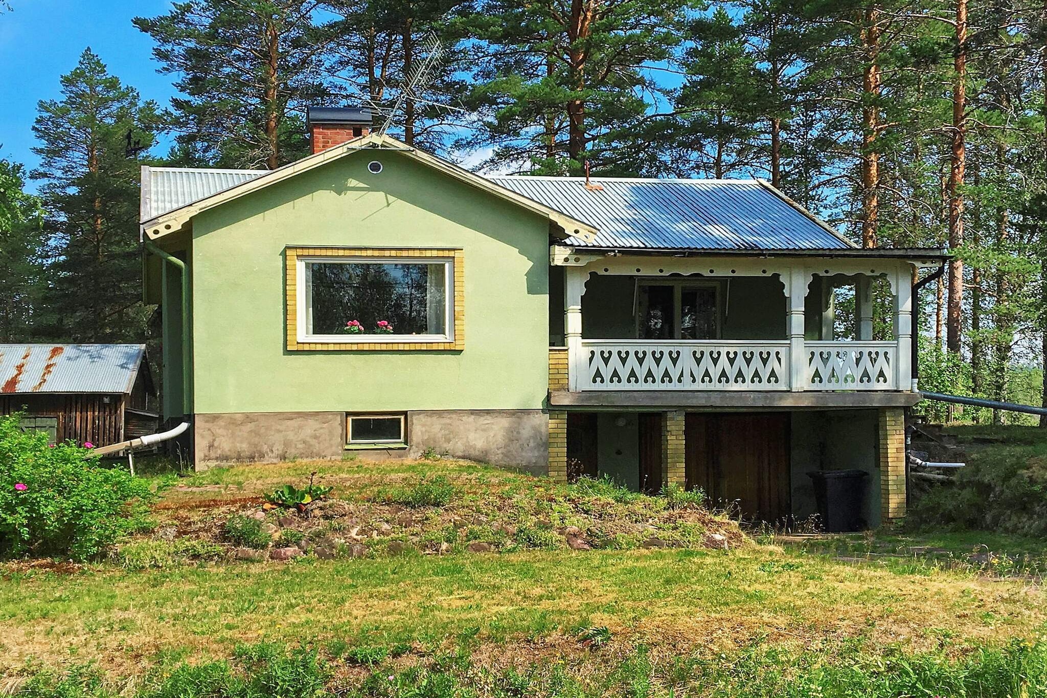 Right by the Norwegian border is GrÃ¤nsbo, which is a small cozy and genuine village with proximity to both Trysil, StÃ¶ten, RÃ¶rbÃ¤cksnÃ¤s and SÃ¤len. Fantastic coniferous forest nature with lots of hiking trails nearby, fishing waters in both streams, rivers and lakes and a rich wildlife. The cottage was built in the late 50's and is decorated in a typical 70's spirit. The owner likes details, so here are both wall decorations of different animals as well as books on the bookshelf and ornaments reminiscent of different eras. Complete kitchen with dining area for 6 people. There are two bedrooms with 2 single beds in one and in the other two bunk beds. All beds are 80cm wide. Cozy living room with TV (basic offer) and DVD with many different DVD movies. Inside there are no thresholds and there are two separate bathrooms, each with toilet and sink. In one bathroom there is a shower and in the other there is a bathtub for those who want to enjoy a lukewarm bath. Feel free to take the coffee cup out on the stairs or enjoy breakfast or lunch on the terrace with outdoor furniture. Around the house there are large areas to run, discover and play on. The house is located at the edge of the forest and here you can see the moose walking past day and night. This cottage is handicapped accessible outdoors in spring, summer and autumn. Nearby there is good fishing in TandÃ¥n which flows only 300 meters from the house. If you want precious fish, there is Put &amp; Take lake right after the exit towards SÃ¤len. In RÃ¶rbÃ¤cksnÃ¤s you can also cycle on the well-known mountain bike trails, swim in GÃ¶rtjÃ¤rn, pick berries or just take a leisurely walk. If you come in the winter, you can strap on your cross-country skis by the house and go on a trip or why not go to Trysil or SÃ¤len for a little downhill skiing. Welcome to GrÃ¤nsbo!