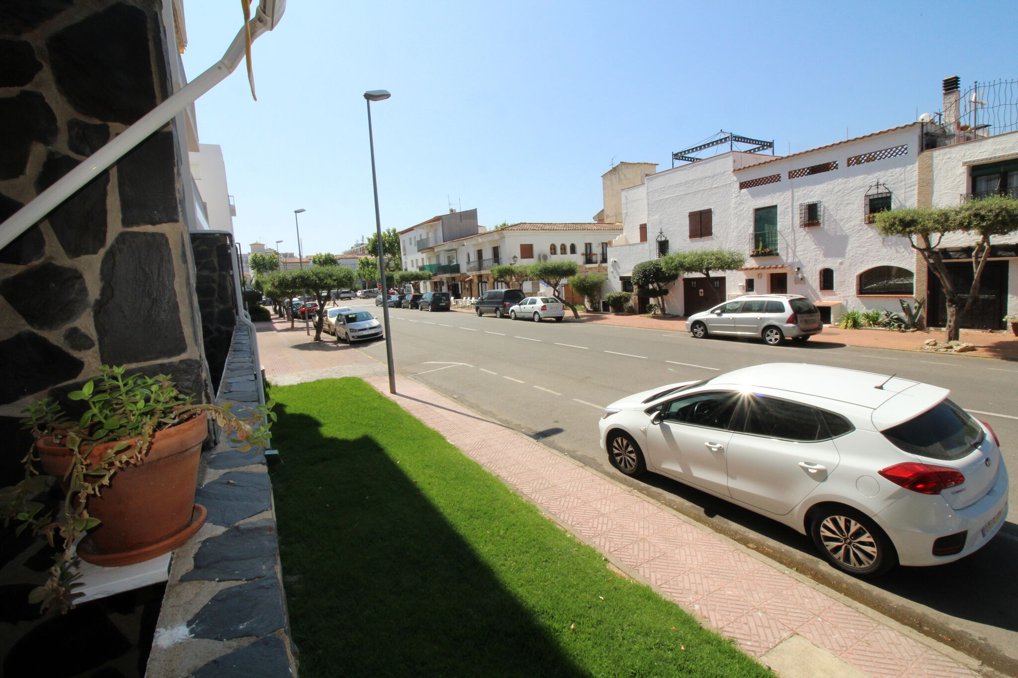 2 bedroom apartment within walking distance to the beach
