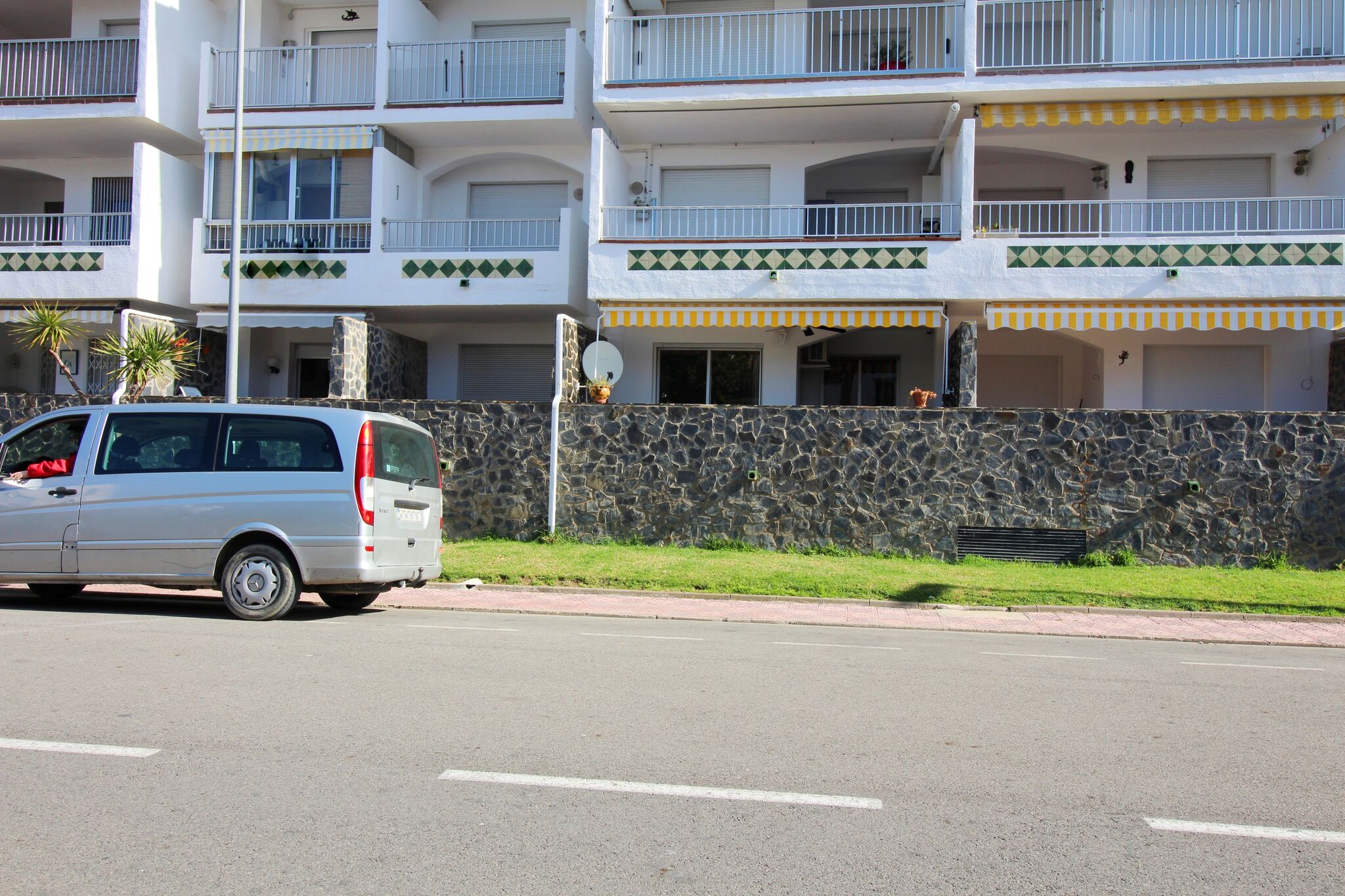 2 bedroom apartment within walking distance to the beach