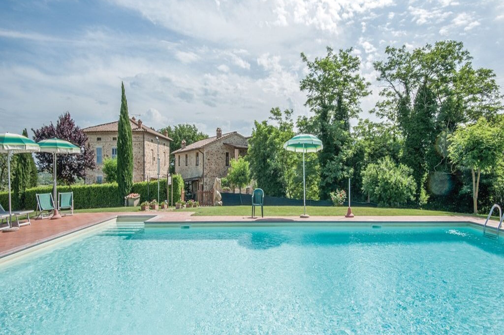Maison de vacances en Toscane partagée en appartements avec piscine