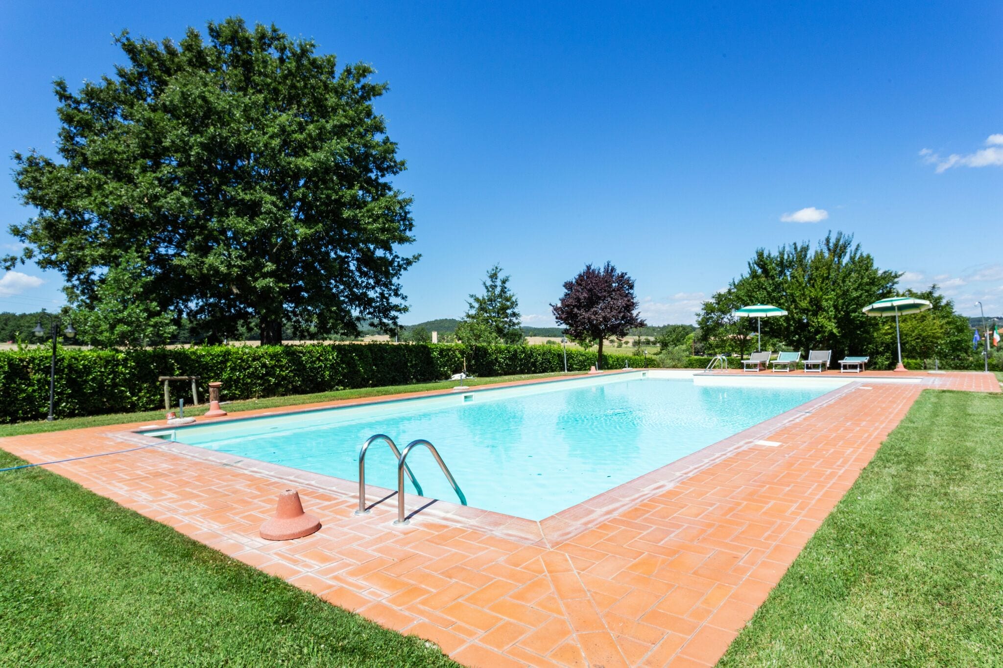 Vacation home in Tuscany divided into apartments with swimming pool