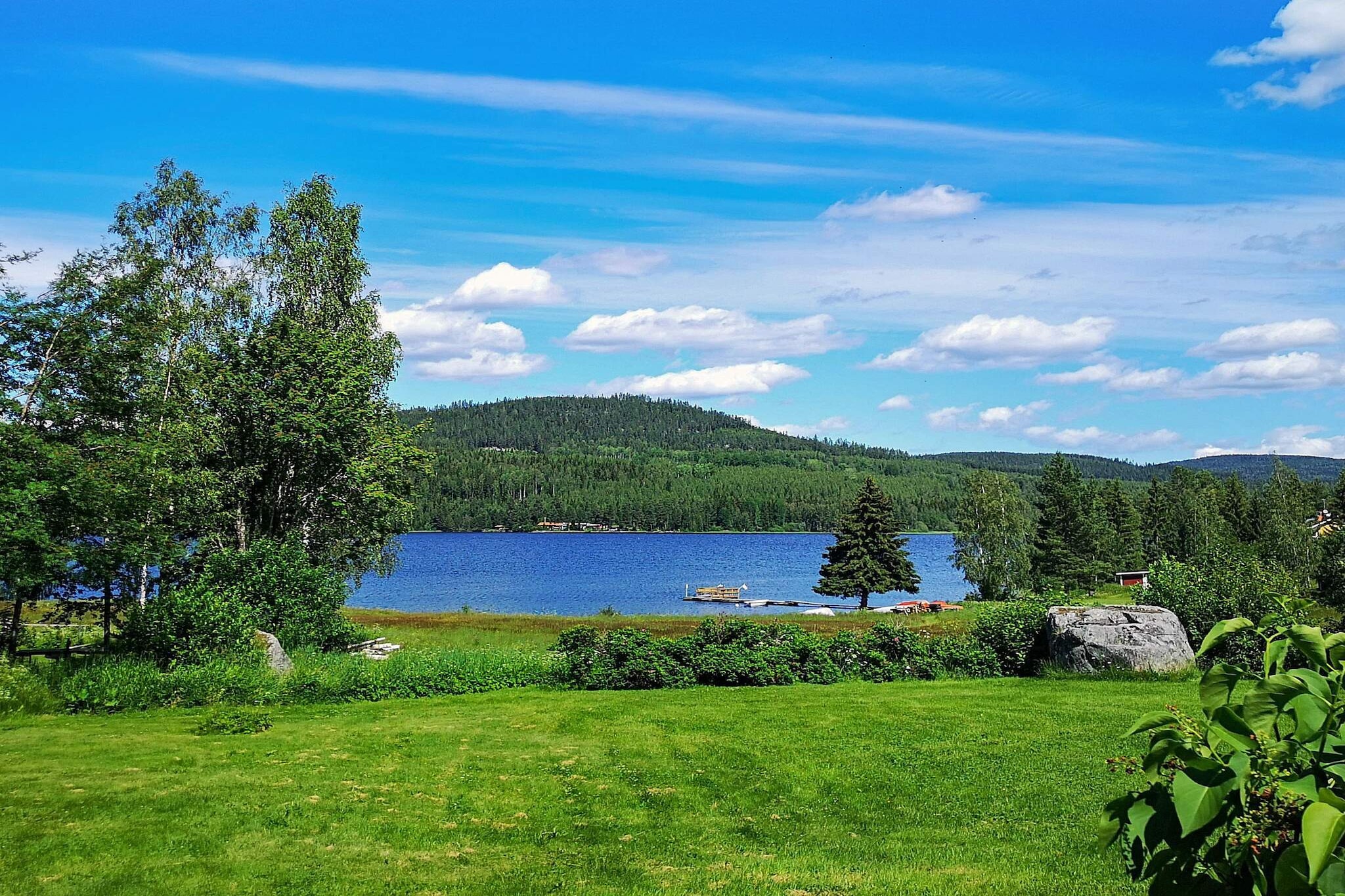 Nice white cottage right next to Istesjön. There is a bathing jetty, a large terrace and lovely surroundings. Perfect for the family who wants peace but still close to most things. The accommodation is suitable for those who want to experience swimming, nature and fishing. The house is nicely decorated in light and modern style. Everything is cleverly planned and is on one level and you enter directly into a small hall. Directly to the left is the bathroom with toilet, sink, shower, washing machine and dryer. Next door you have the small kitchen that has everything you could need. The living room is large and open with a dining table with seating for 6 people. Between the living room there is an arch out to the TV room with a stove and a fireplace for cold evenings. There is no channels on the TV, but a Chromecast. From the dining area you have a beautiful view of the lake. From the living room you can go out on the lovely terrace and enjoy the sun's rays. The house has three bedrooms with 140 cm wide beds. The house has a lovely terrace with cozy lawn with both trees and shrubs and only 100 m down to the bath. Järvsö is located about 2.5 km from the cottage, where there is Järvsöbacken for alpine skiing, cross-country skiing, Järvsö bike park and Järvzoo which is well worth a visit. In Orbaden, which is 10 km from the cottage, there is Orbaden zip &amp; climb with zipline and high-altitude track and "Hälsinglands riviera", Orbaden. In Nordsjö, 20 km from the cottage is Camp Järvsö, an activity facility with exercise, health and experiences in focus, run by Carolia Klüft. When you live here, you should take the opportunity to experience the Hälsinge farms, each farm has its own history. The seven Hälsingland farms that were inscribed on the UNESCO World Heritage List represent around 1000 farms with cultural-historical values. For those who want to experience nature should go to Tjuvberget. Magnificent views and varied forest. It is worth visiting the nature reserve Djupsjön - Römmaberget, where old untouched forest stands together with new forest, you should go out on the lake and fish, where the area invites to incredible fishing experiences around the landscape. Welcome!