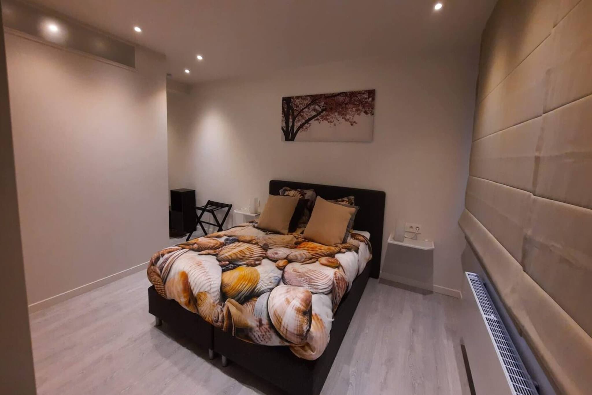 On the 1st floor: (Living room(TV, seating area), Kitchen(coffee machine, oven, microwave, dishwasher, fridge), bedroom(double bed, children\'s bed), bedroom(3-person bunk bed), bathroom(shower, washbasin, washbasin, toilet, hairdryer), terrace)\n\nbunk bed, streamingservice, heating, bicycle storage, garden furniture, bicycles available, ironing board, party games