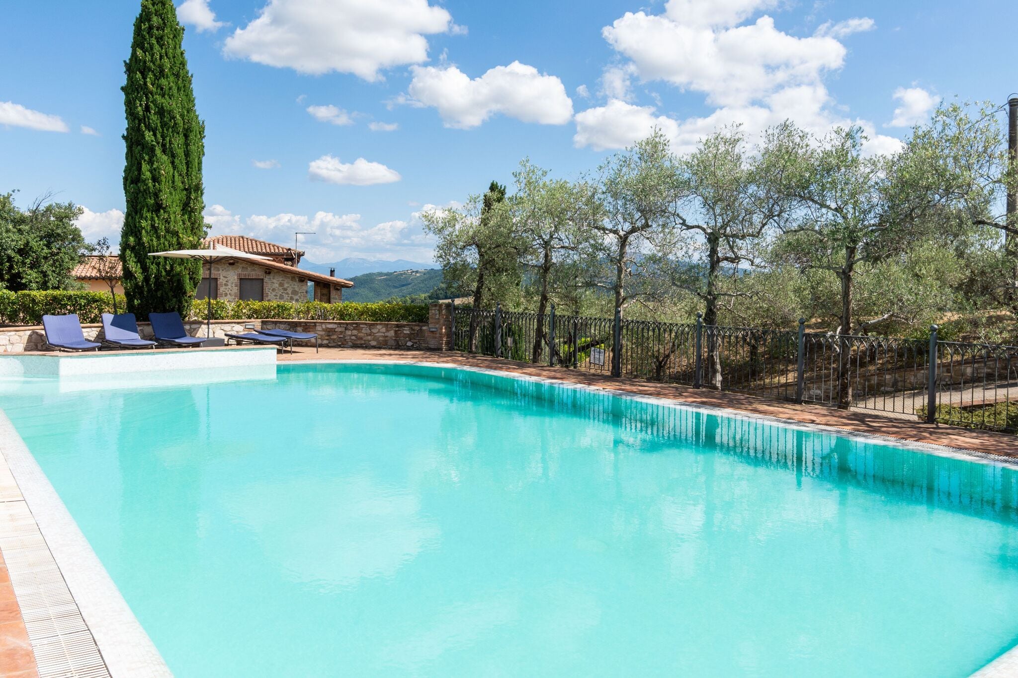 Luxuriöses Ferienhaus in Collazzone mit Swimmingpool