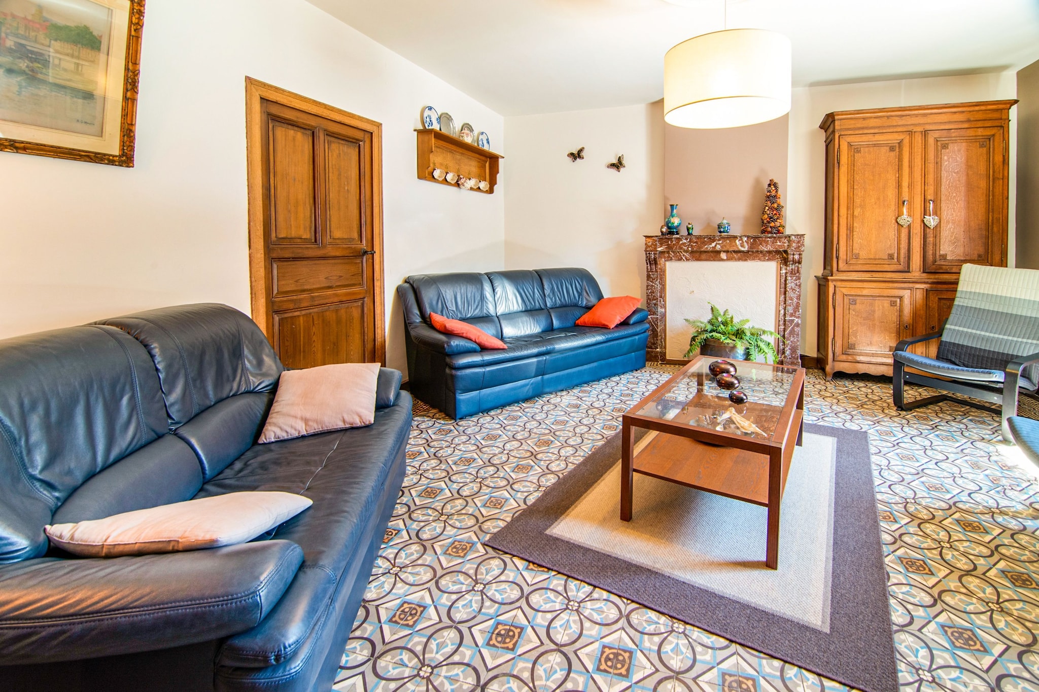 Ground floor: (hall, Living room(dining table(4 persons), fridge-freezer), Sitting room(TV, decorative fireplace, seating area(7 persons)), dining room(dining table(8 persons), stove(wood), Hand blender), Kitchen(dining table, electric kettle, toaster, cooker(4 ring stoves, electric), hood, coffee machine, oven, microwave, dishwasher, fridge-freezer), bedroom(double bed(twin duvet, 160 x 200 cm)), bathroom(shower, washbasin), pantry, toilet)\n\nOn the 1st floor: (bedroom(2x single bed(duvet, 90 x 200 cm)), bedroom(double bed(twin duvet, 160 x 200 cm), cot), bedroom(single bed(duvet, 90 x 200 cm)), bathroom(bathtub with shower, washbasin, toilet, bidet, washing machine, ironing board, iron))\n\nterrace(private, roofed), garden(private, fenced, landscaped garden), bicycle storage, garden furniture, BBQ