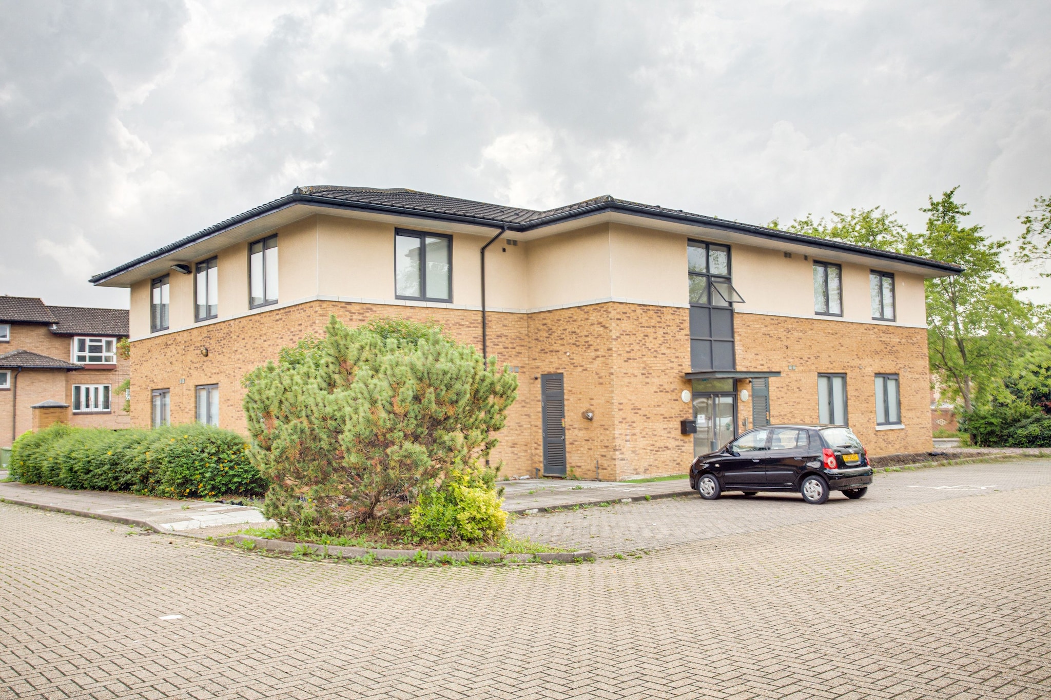 Reboot yourselves amid nature away from the daily cacophony of urban clutter. Located in Milton Keynes, this apartment can accommodate 2 people in a bedroom. With heating enabled, be sure that winters will not be as chilly as you might have thought. For reasons of tranquility, partying is not allowed in the abode. The person booking the accommodation should be above 25 years.
Snozone lies a mile away, where you can let yourself believe that it is freezing and make do with snow and ice here.Gulliver’s Land Theme Park and Resort will let you be a kid again, where you can have a great time and make memories. Ouzel Valley Park is a nature’s retreat where you can admire the bounty and beauty of mother nature.
Well-equipped kitchen has a stove, electric kettle, toaster, microwave and fridge to keep up with all your requirements of an ideal home. Living Room has a single sofa bed, where you can crash and watch TV.
Heathrow Airport lies 88 km away.